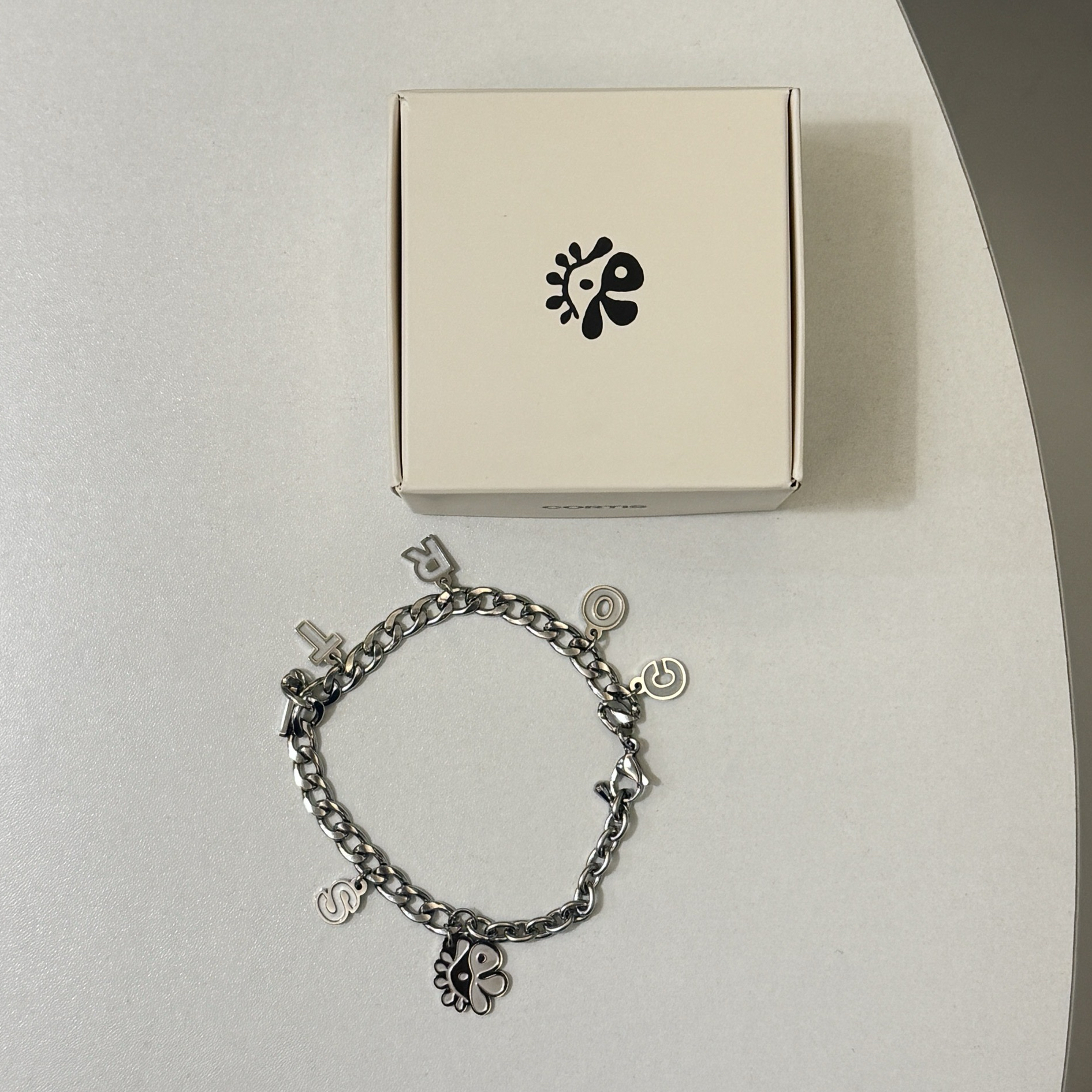 Cortis 手鍊+團卡