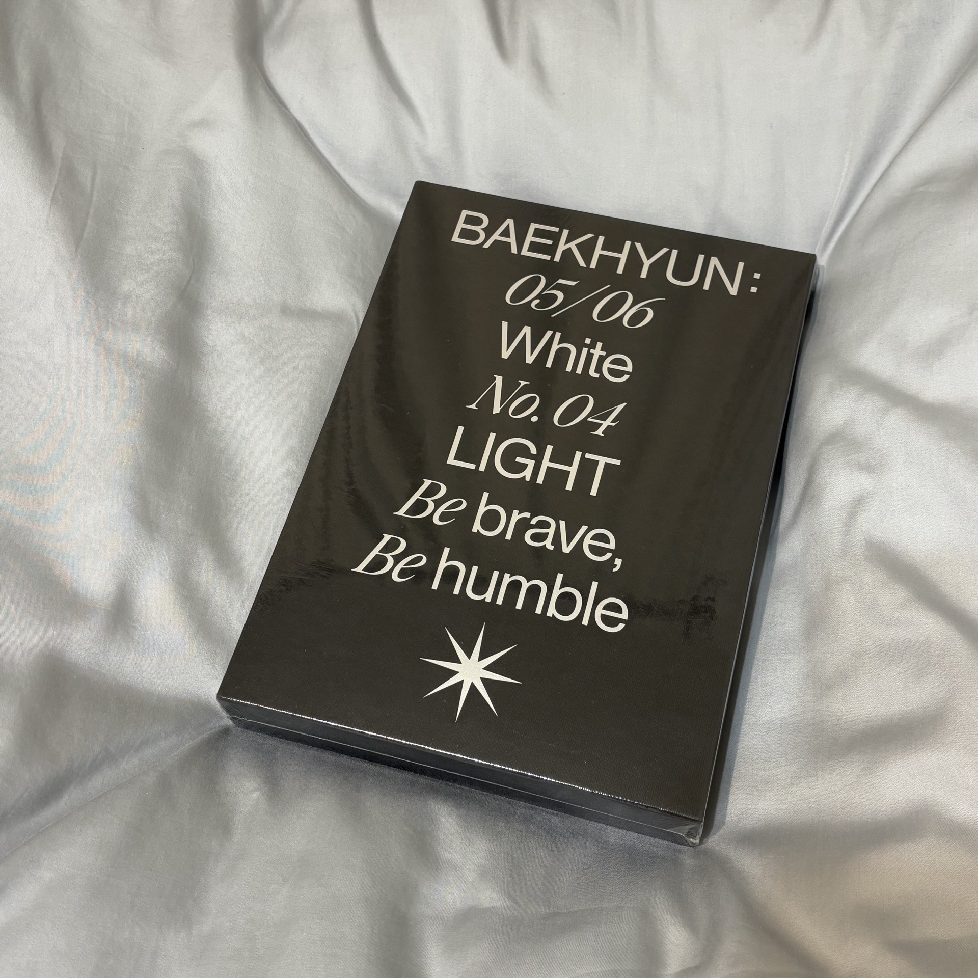 邊伯賢 LIGHT 寫真書 （全新未拆）