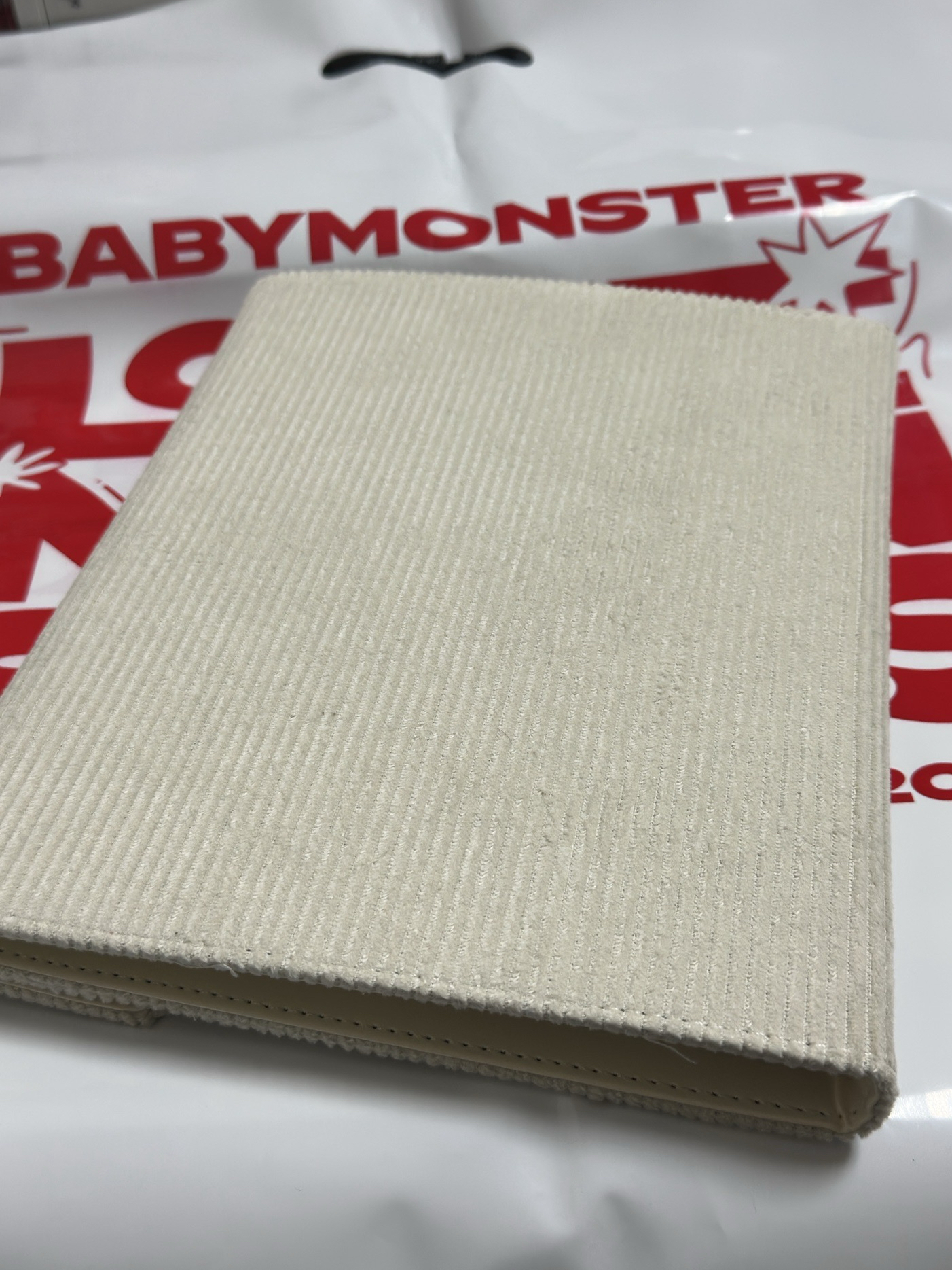 BABYMONSTER 白色卡冊
