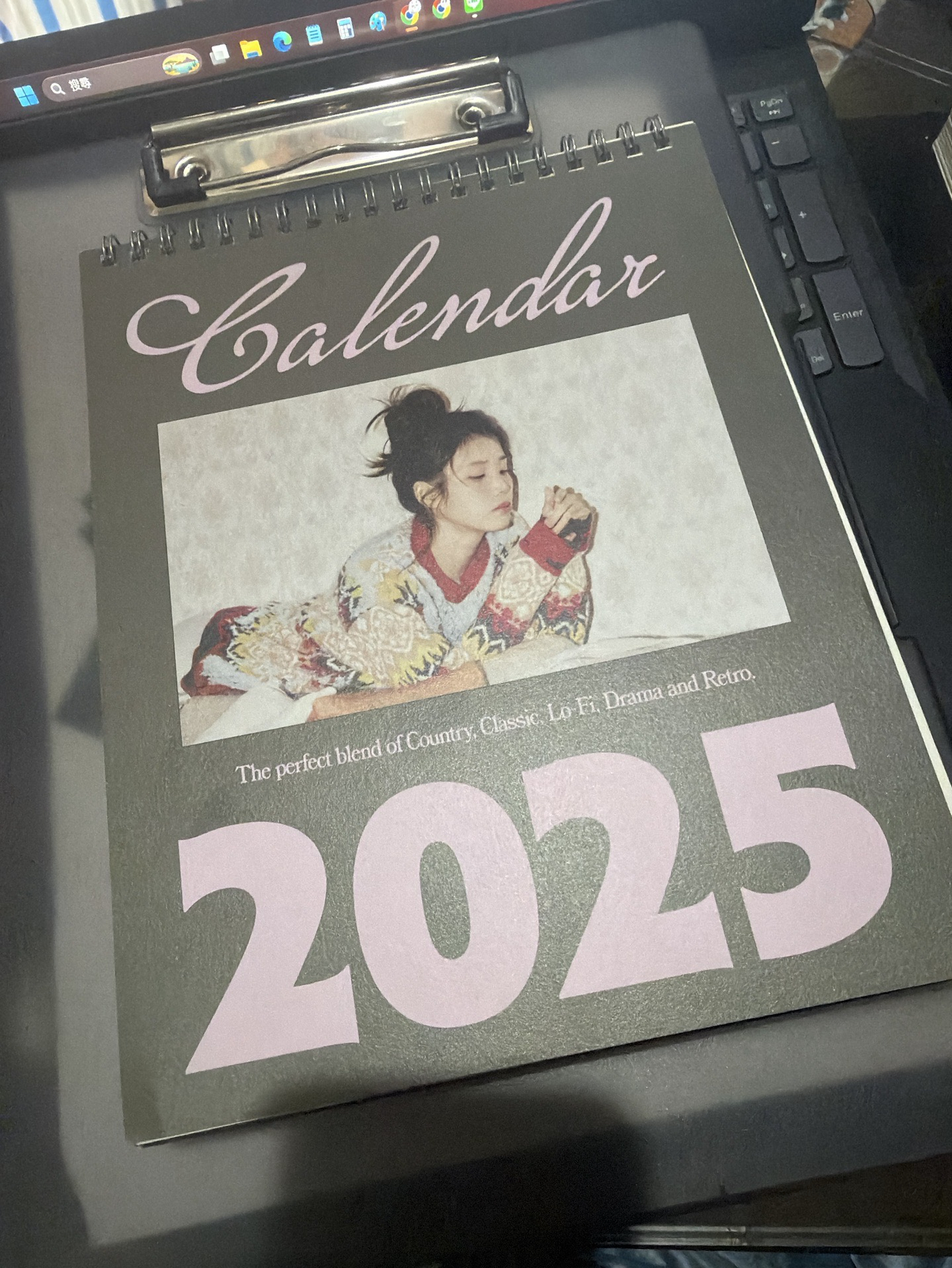 IU 2025年曆 只有桌曆本人