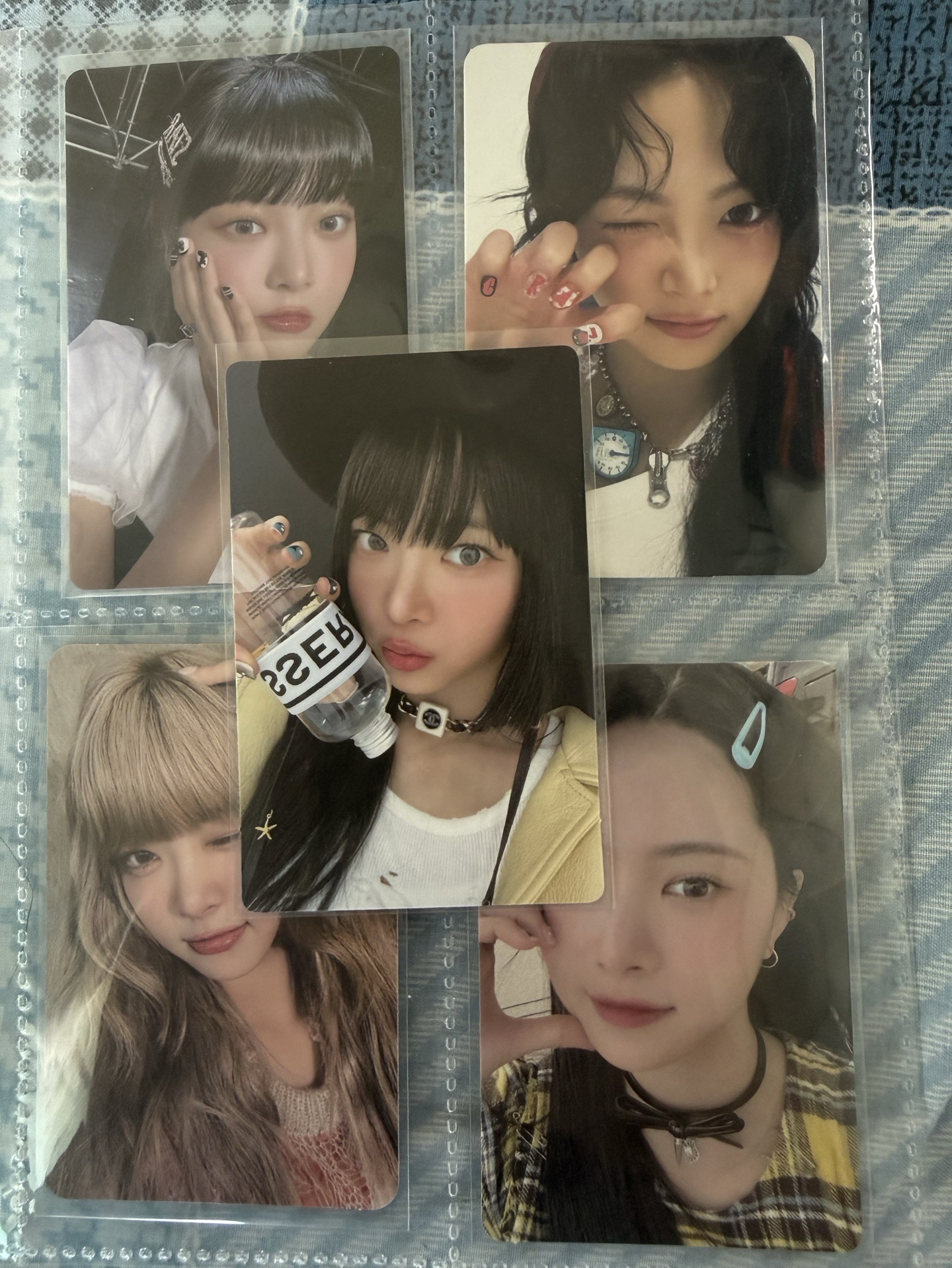 LE SSERAFIM小盤 會附一本卡冊