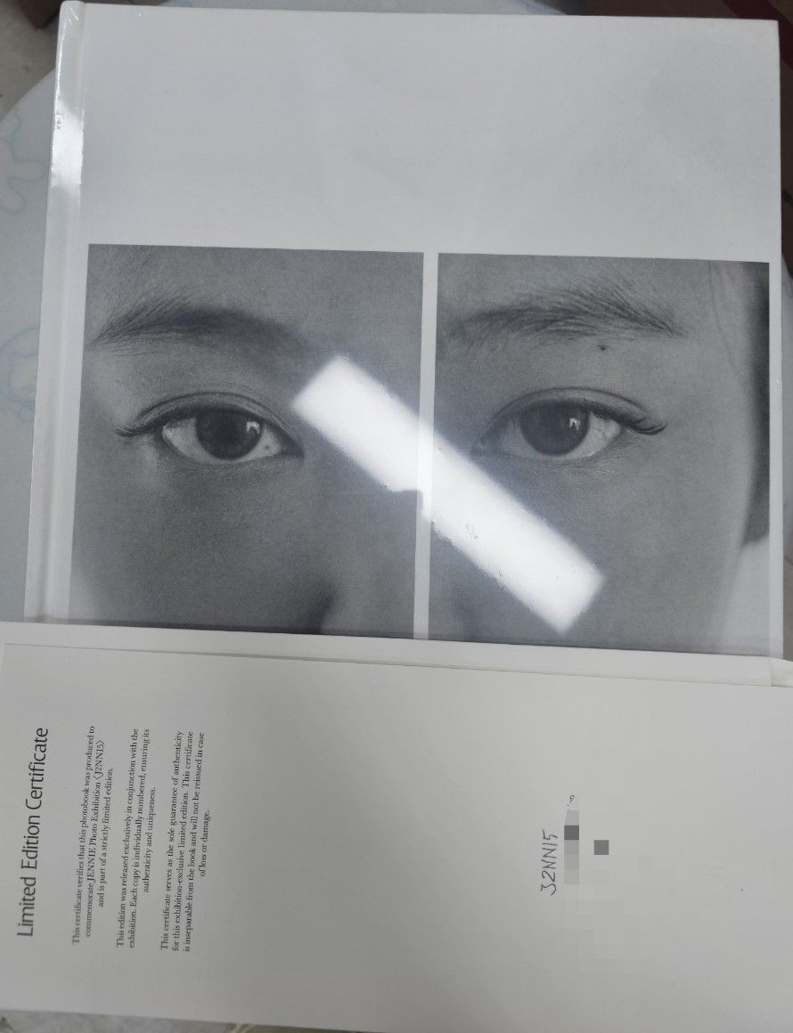 JENNIE 限量寫真書