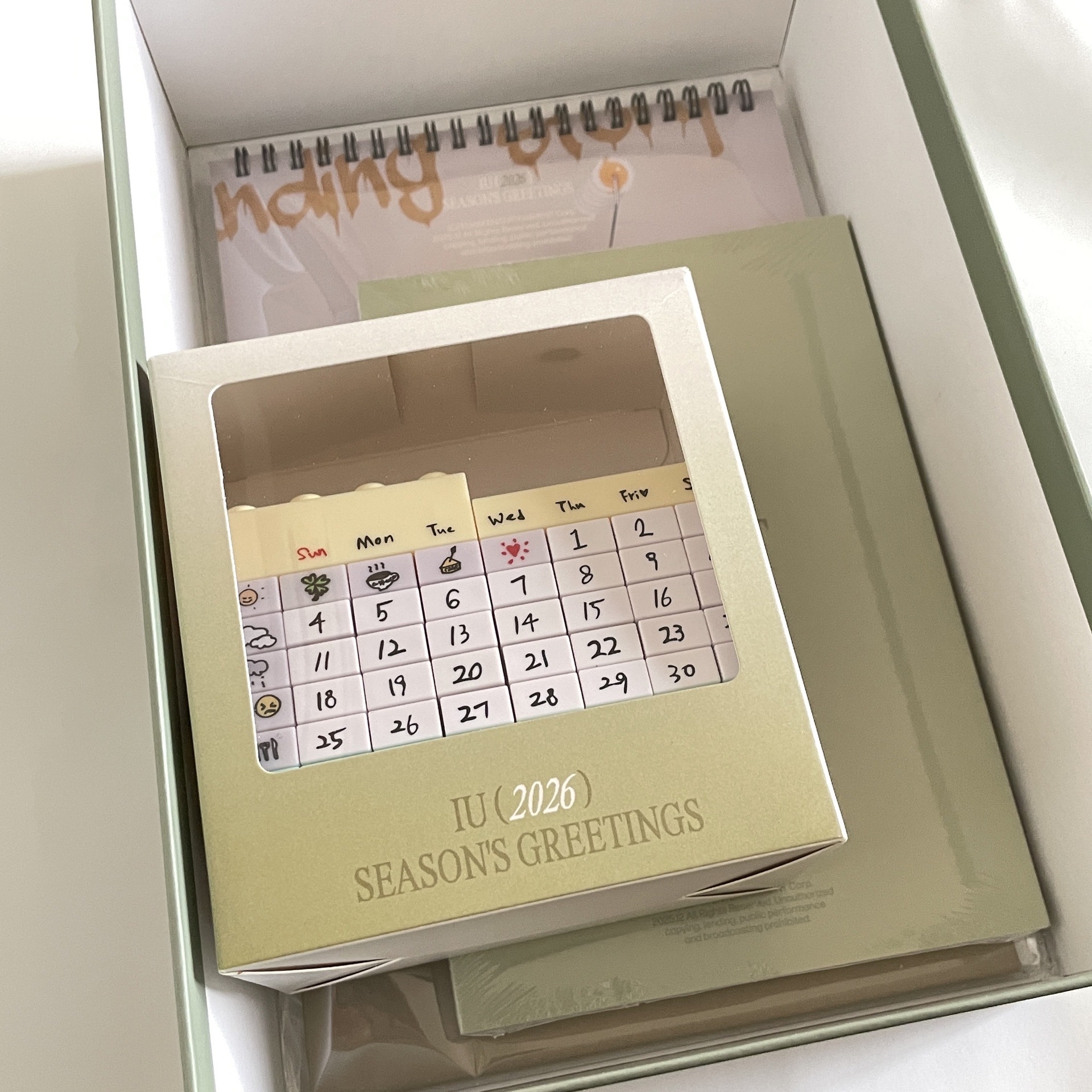 IU 2026年曆內容物