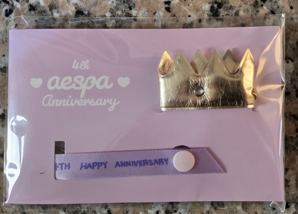 四周年 娃娃裝飾皇冠組 (全新 無卡)