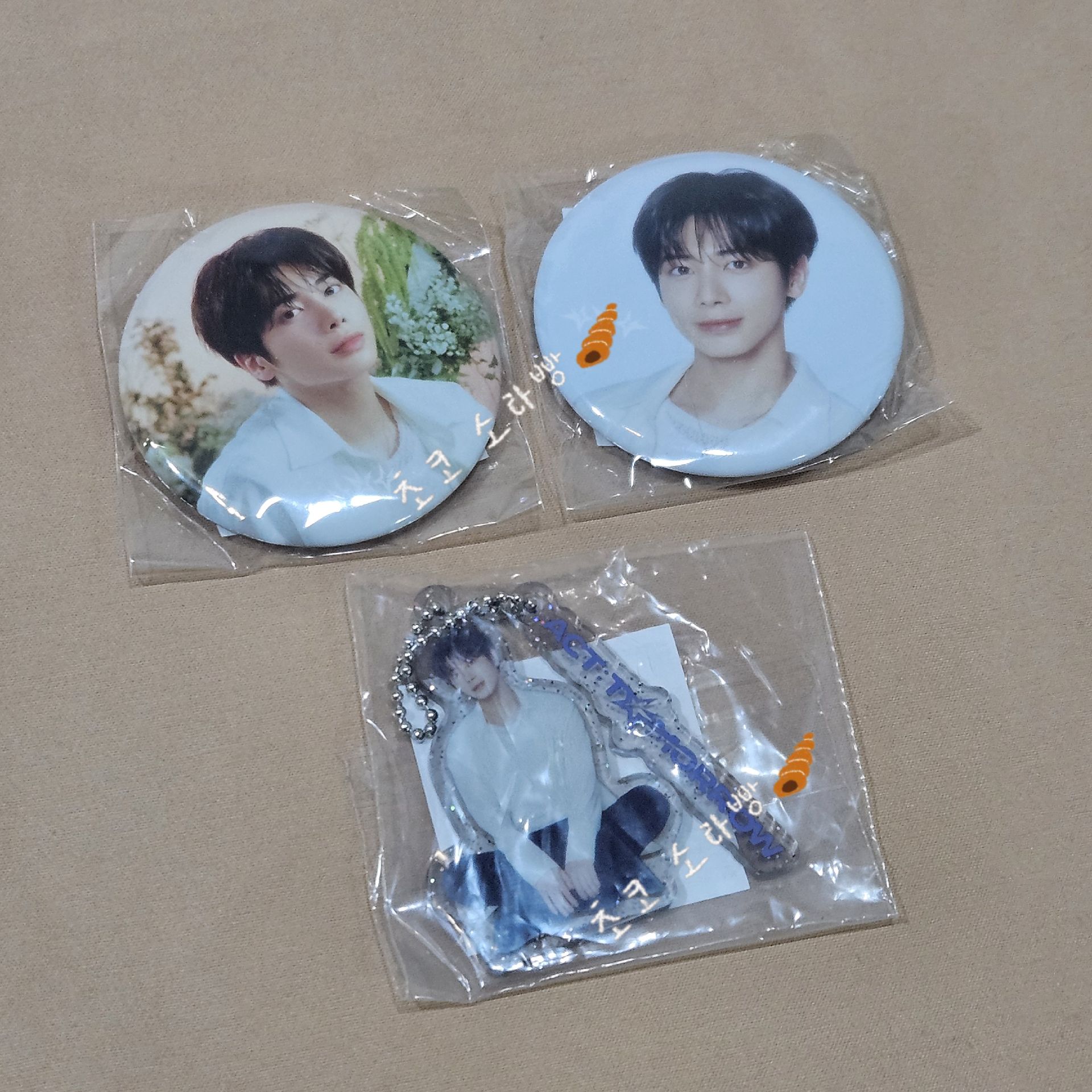 ACT:TOMORROW 日巡徽章+吊飾 顯一套