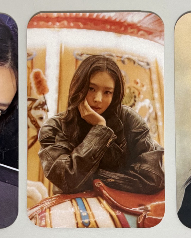 限量滿額卡（中間）手撐下巴