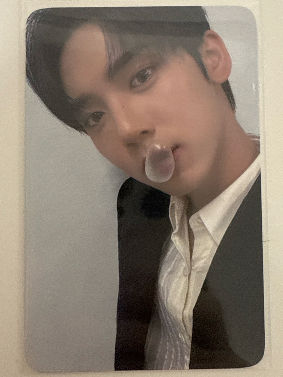 西裝吹泡泡糖 韓維辰