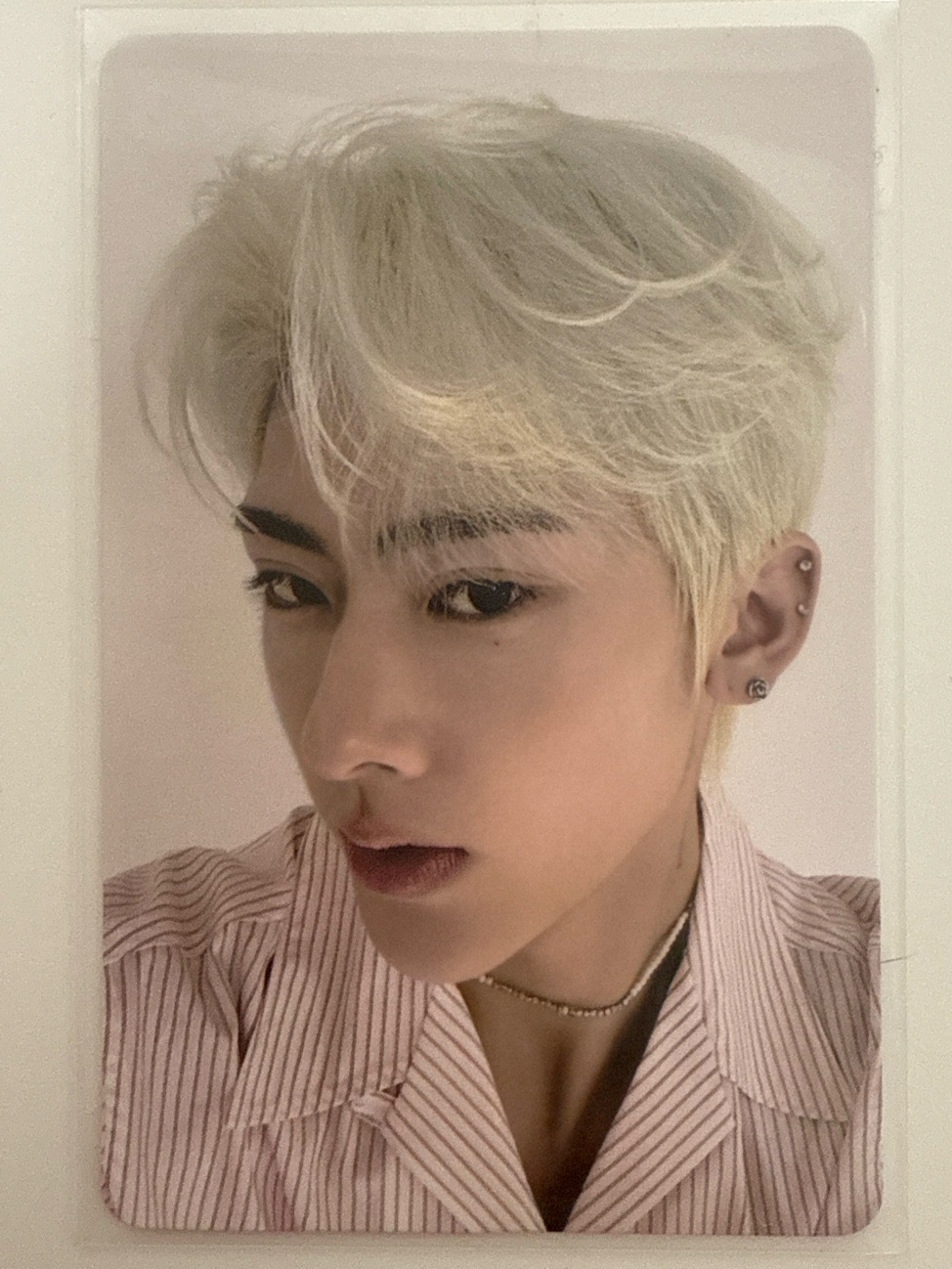 金髮銀耳釘粉色條紋襯衫潮男沈泉鋭