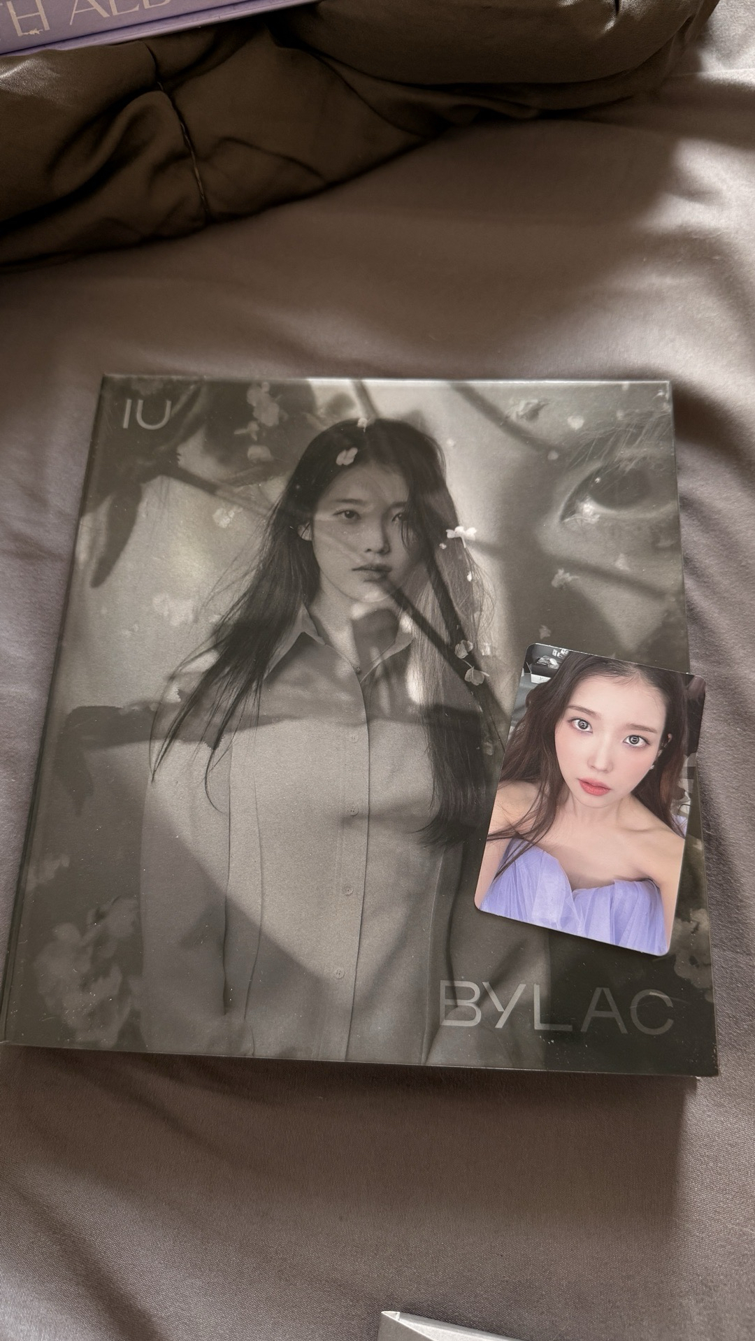 IU LILAC 已拆黑專 含小卡 貼紙 照片