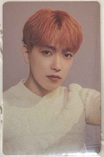 橘髮白色毛衣看起來很溫和