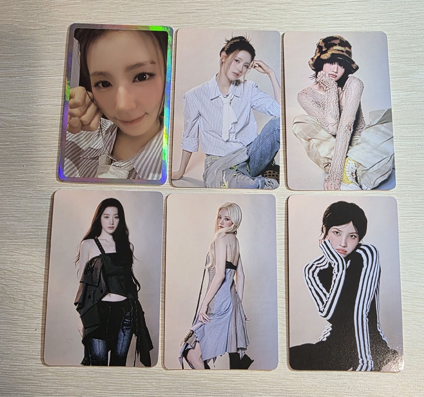 i-dle展覽 隨機卡包組 (5官拍+1麵閃卡）