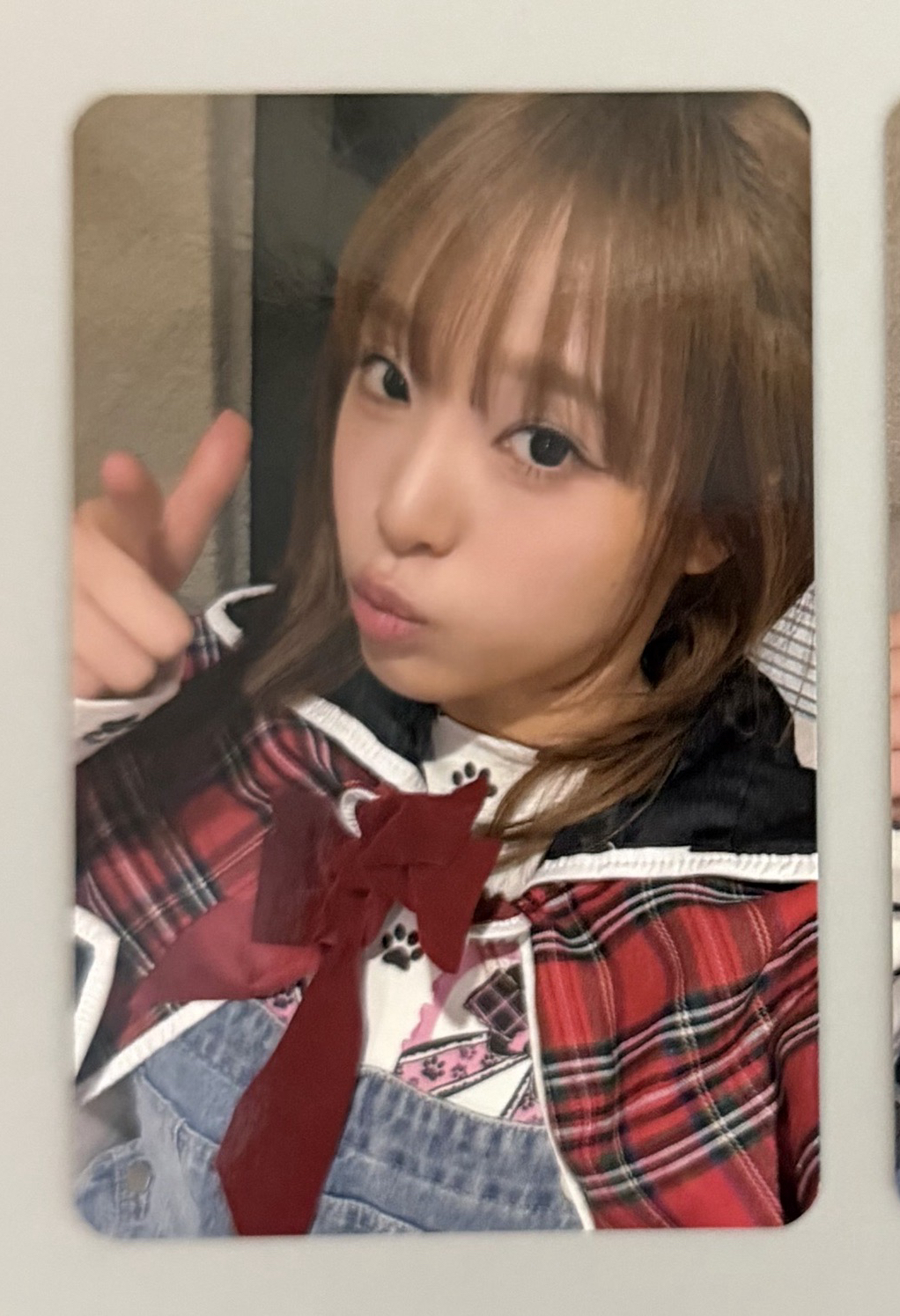 嘟嘴指你（左邊）