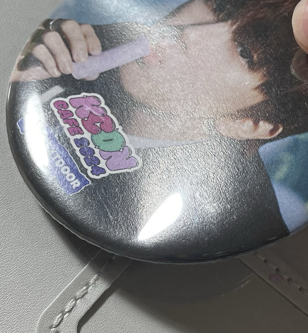 西裝金吳那kcon大徽章