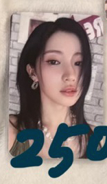 這張卡會比其他張厚一點