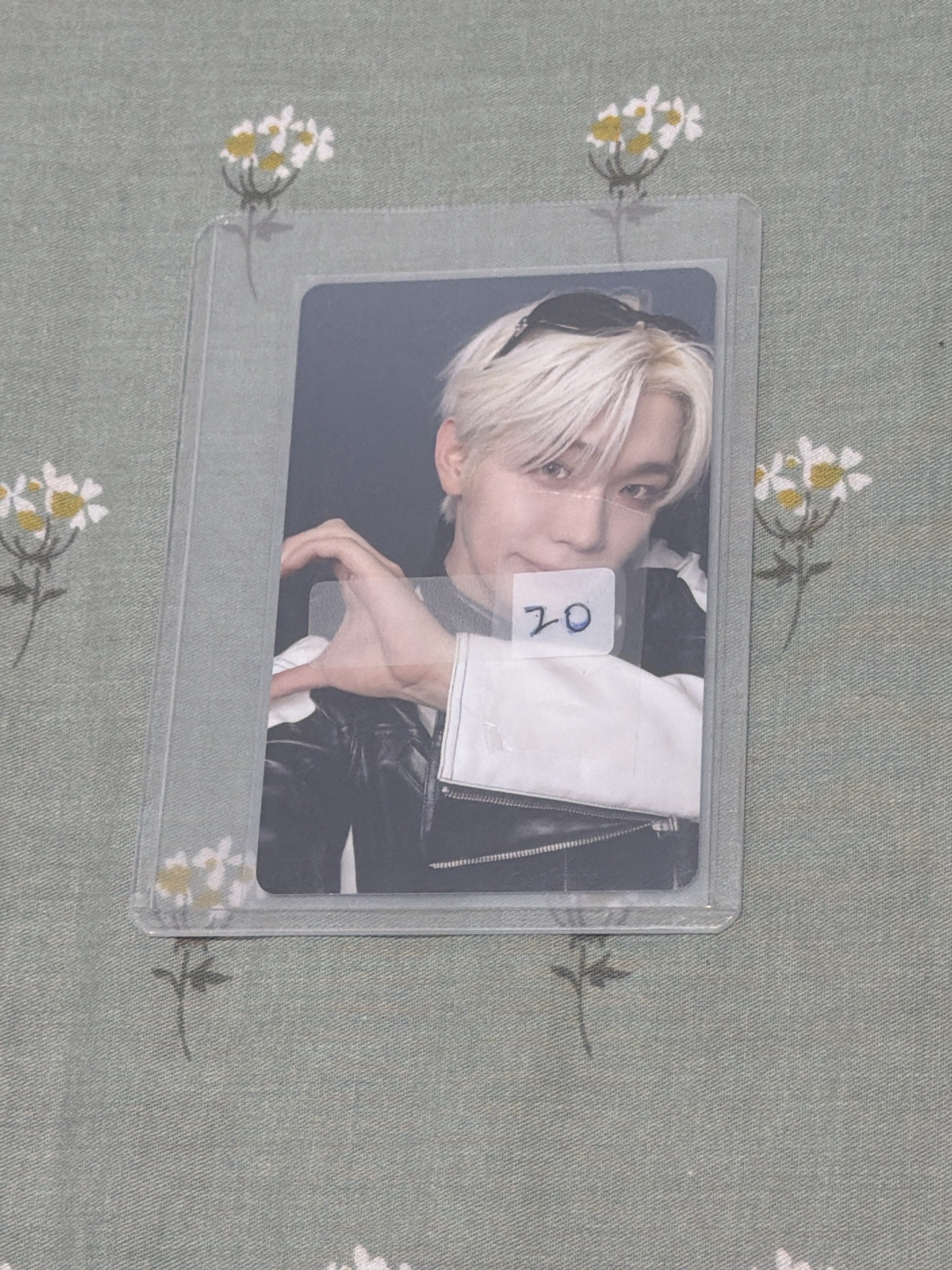 往左邊比心專卡泰來