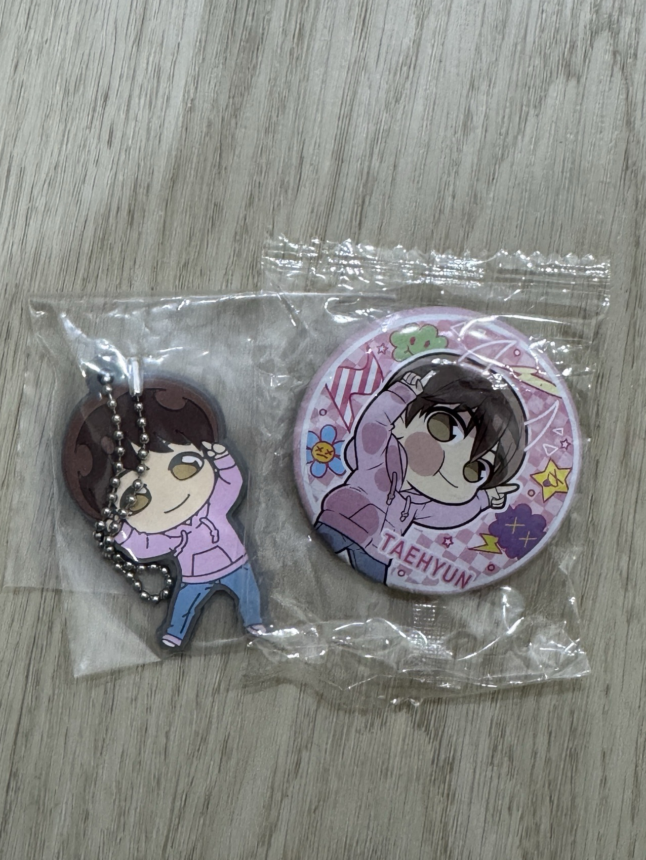 顯扭蛋吊飾+徽章（無蛋殼 全新）