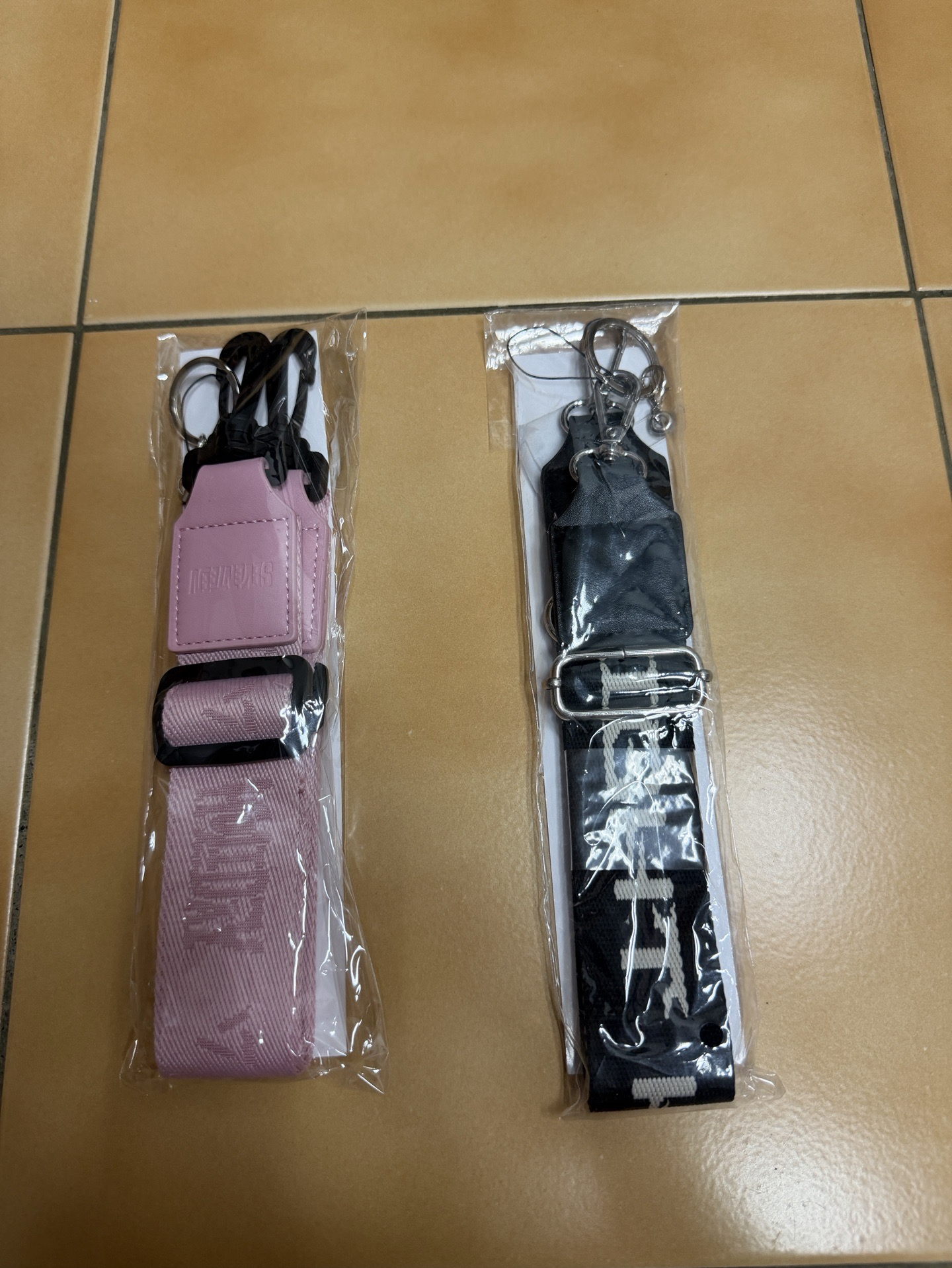 25’FM Holiday/RIGHT HERE 手機掛繩背帶