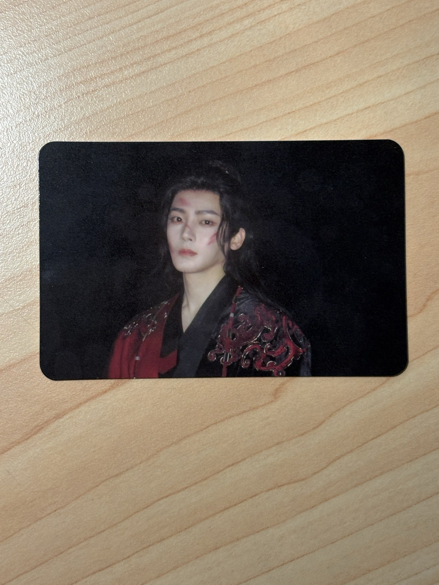 一星 紅衣看鏡頭