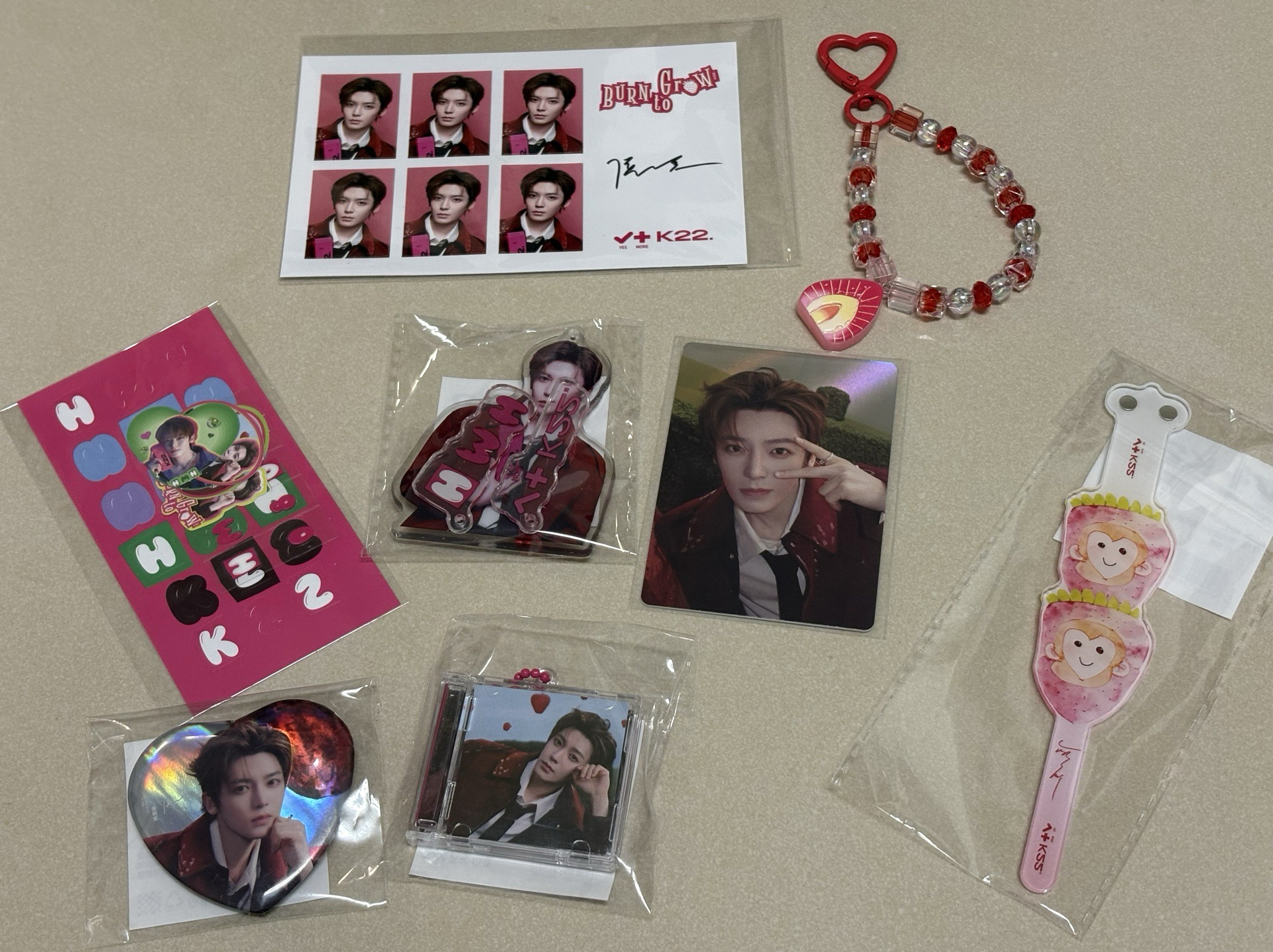 侯明昊 K22紅色一組（小卡+周邊）