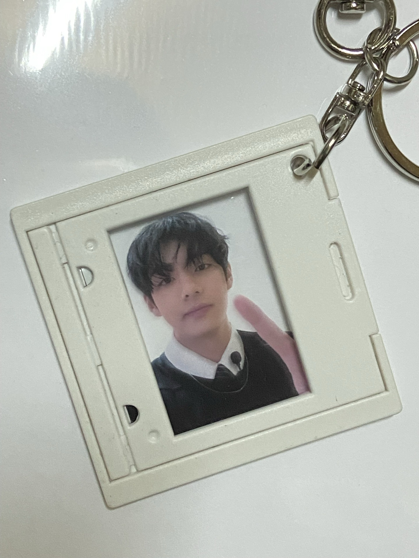 我是V 20歲 負責唱歌 比✌🏻鑰匙圈