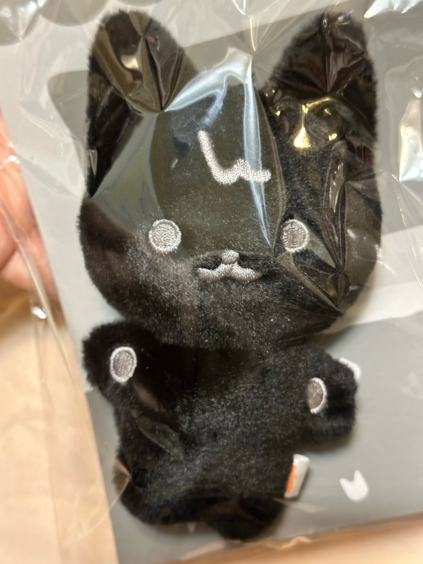 嗚湧貓(臉很可愛舉右手)