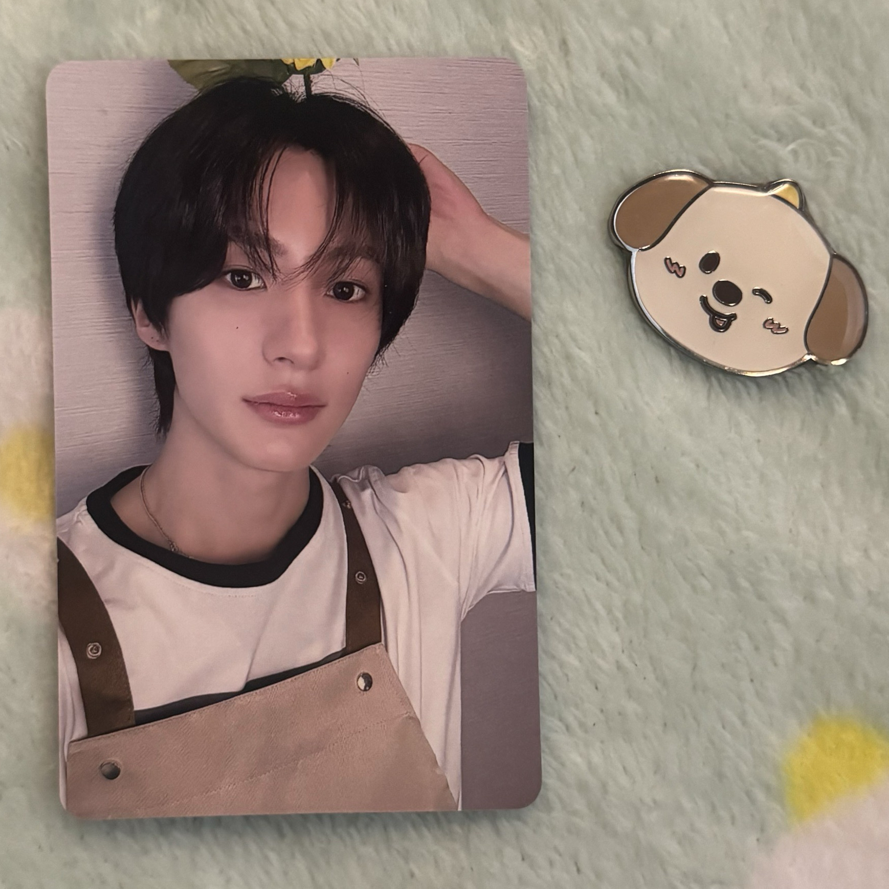 帥哥店員來賣花（花在頭上）