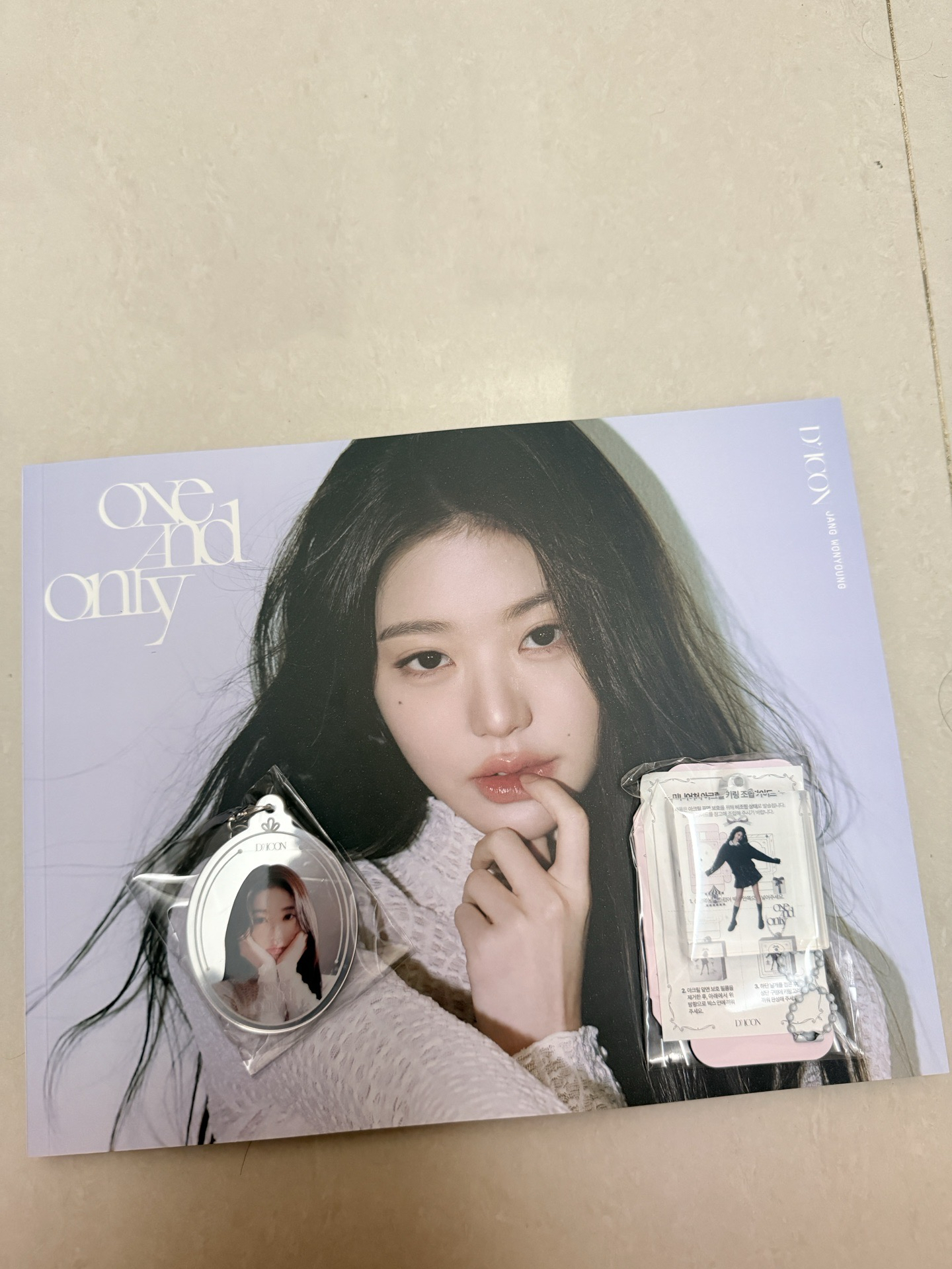 員A版雜誌+圖上吊飾