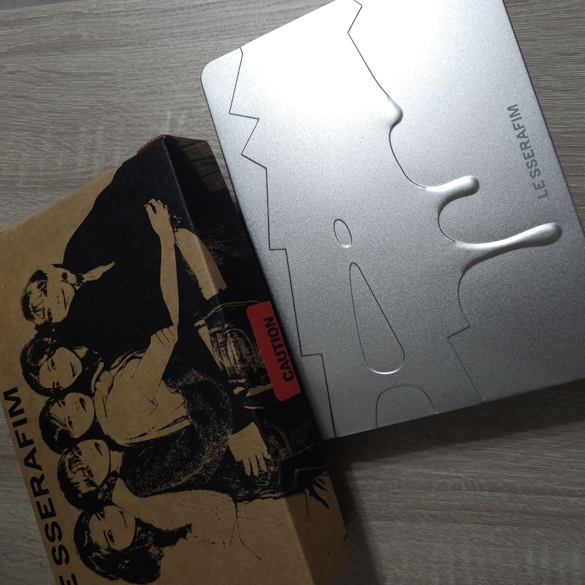 LE SSERAFIM HOT 鐵盒專