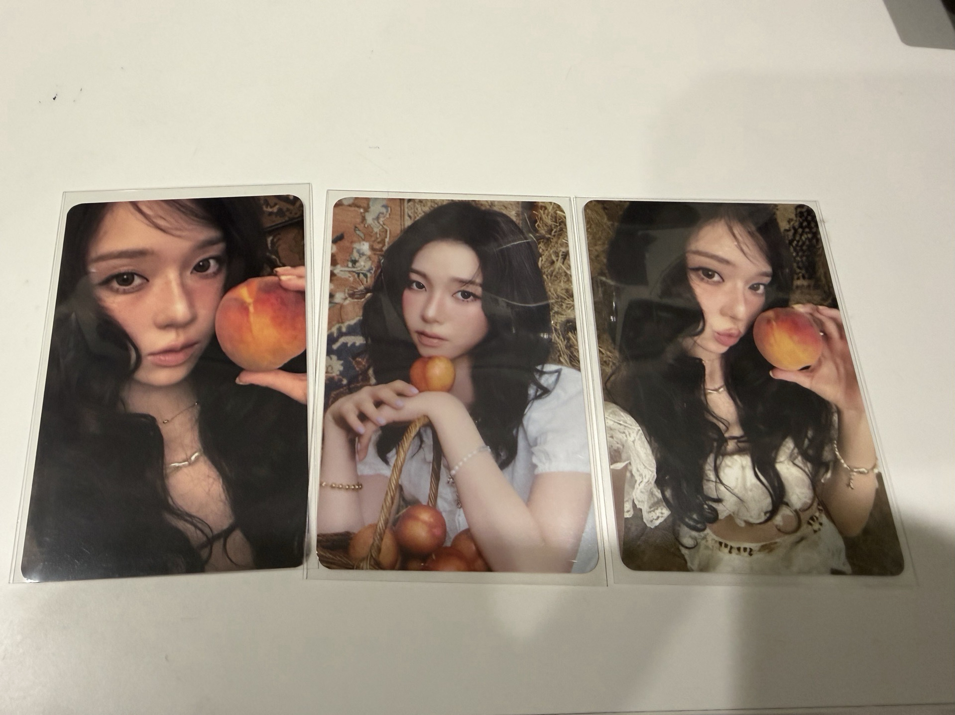 拿著水蜜桃的冬柚情侶檔們