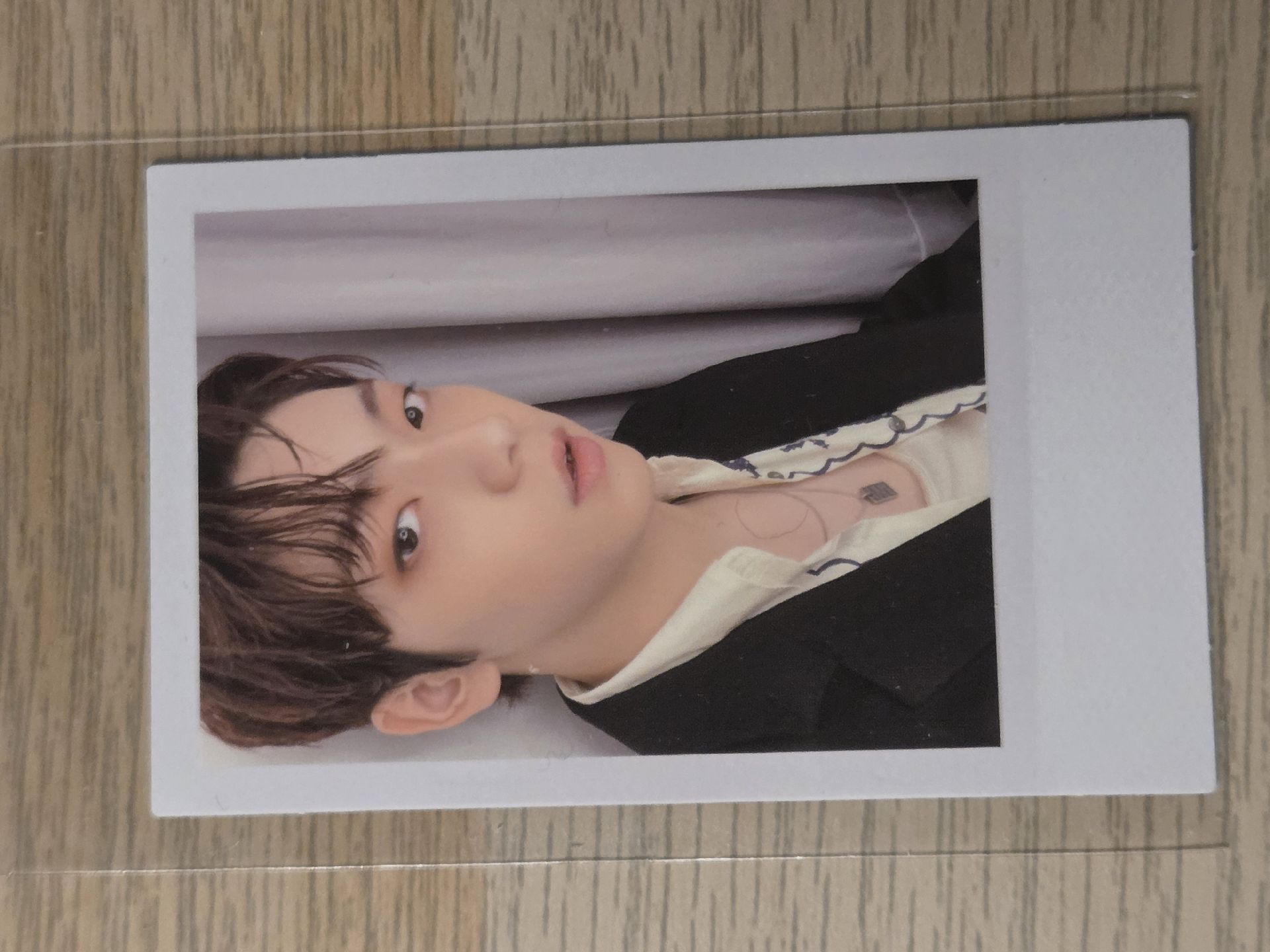 看起來有點倉皇的彬