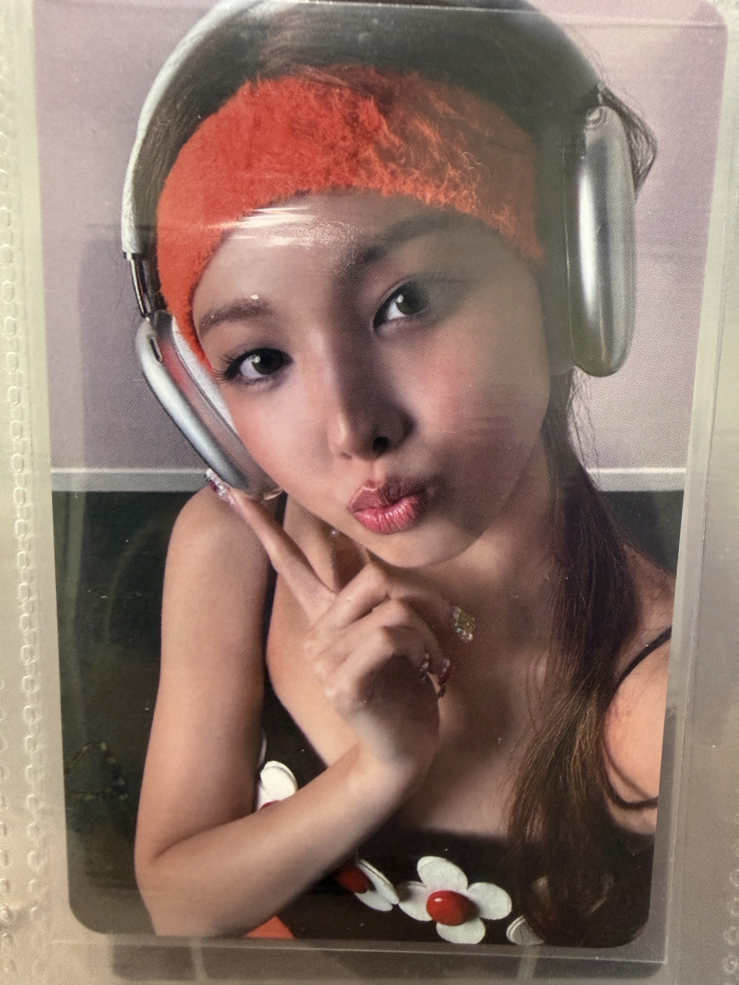 帶耳機嘟嘴娜璉