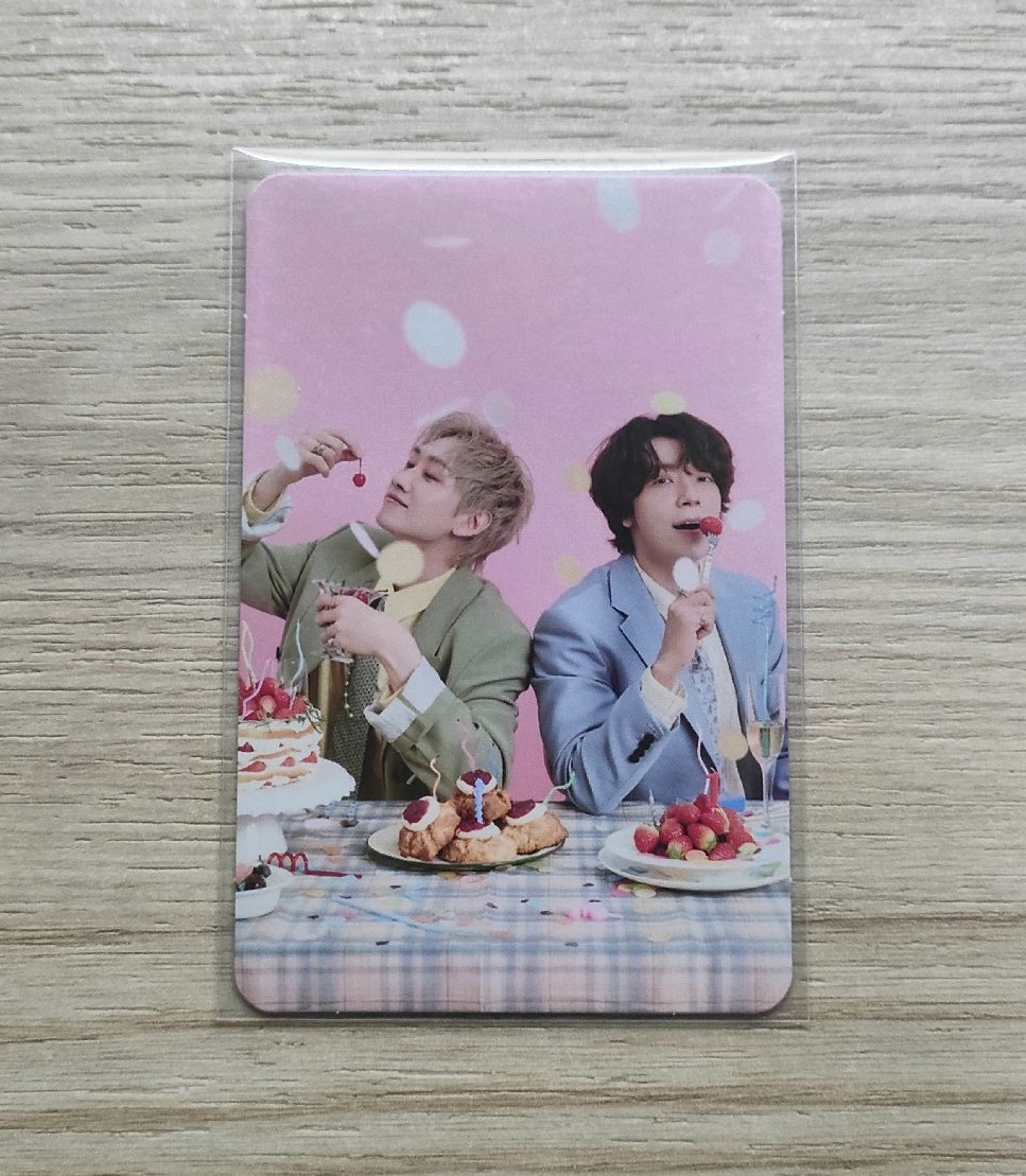 西裝赫海吃甜點