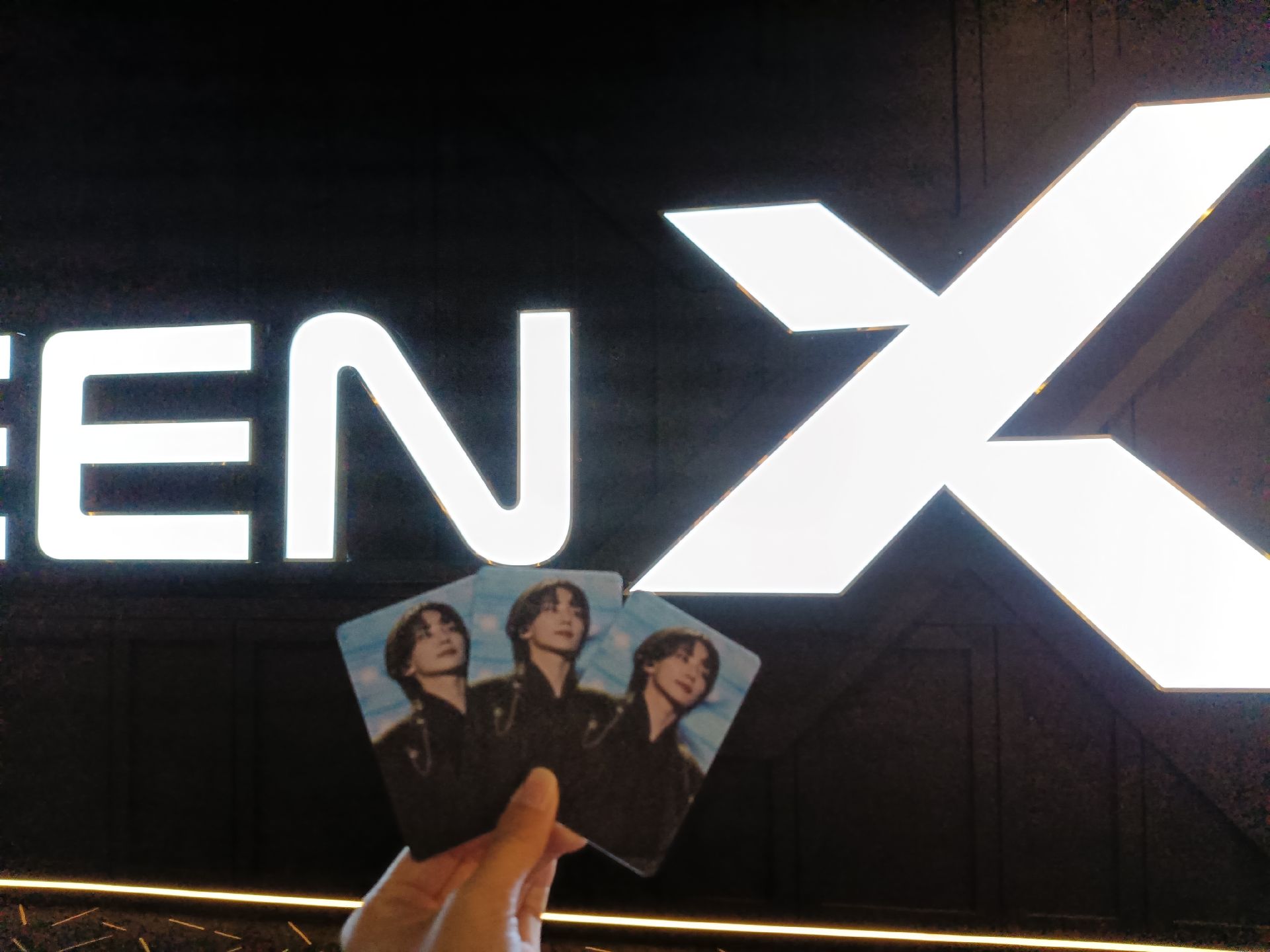 ‘FOLLOW’ AGAIN TO CINEMAS 小卡