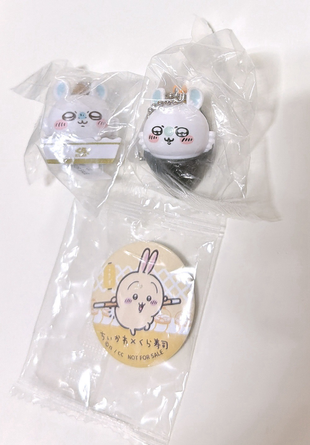 吉伊卡哇藏壽司聯名 小桃吊飾*2+兔兔徽章