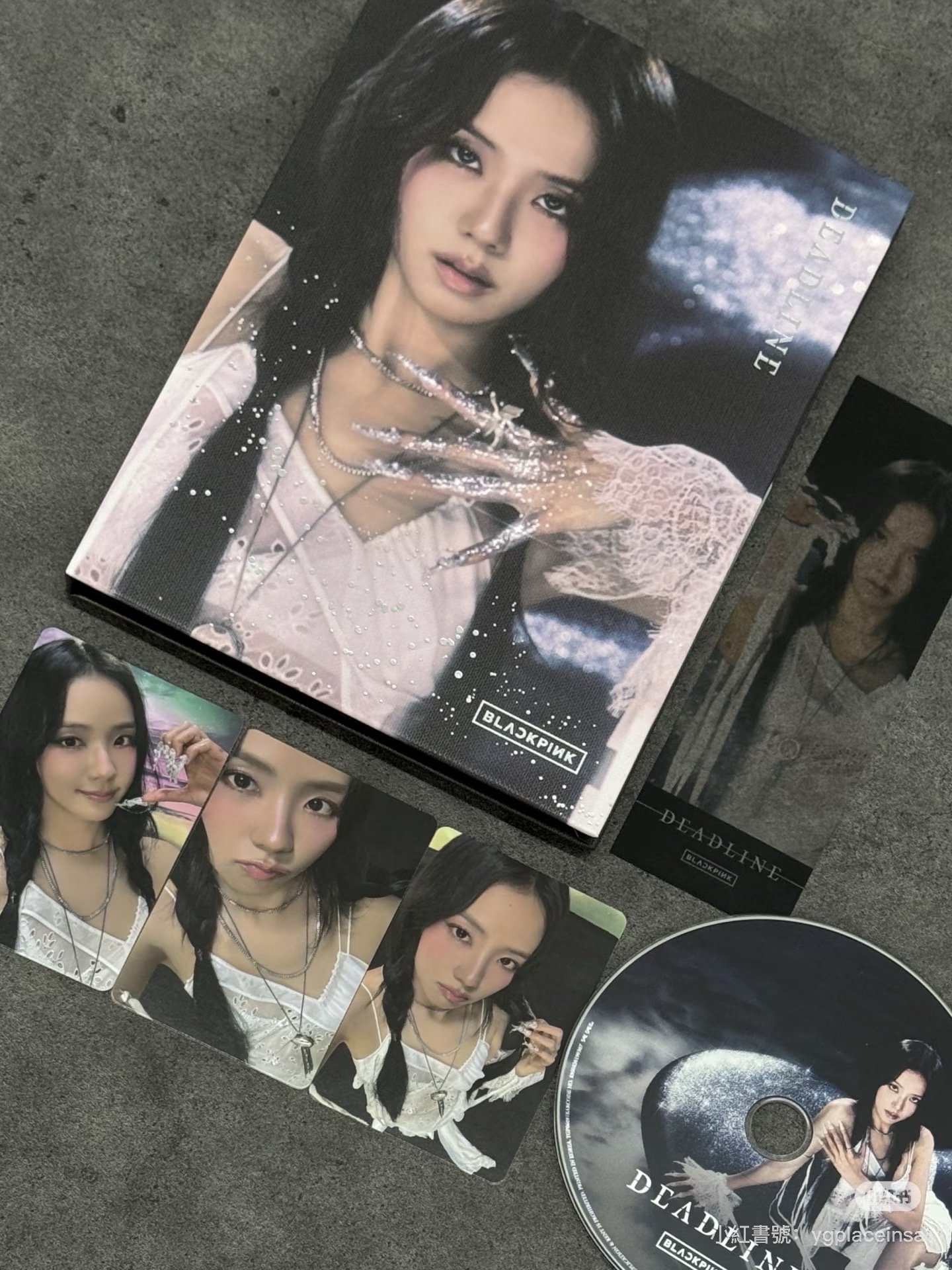 Jisoo第三張迷你專輯「DEADLINE(SILVER Ver.)」