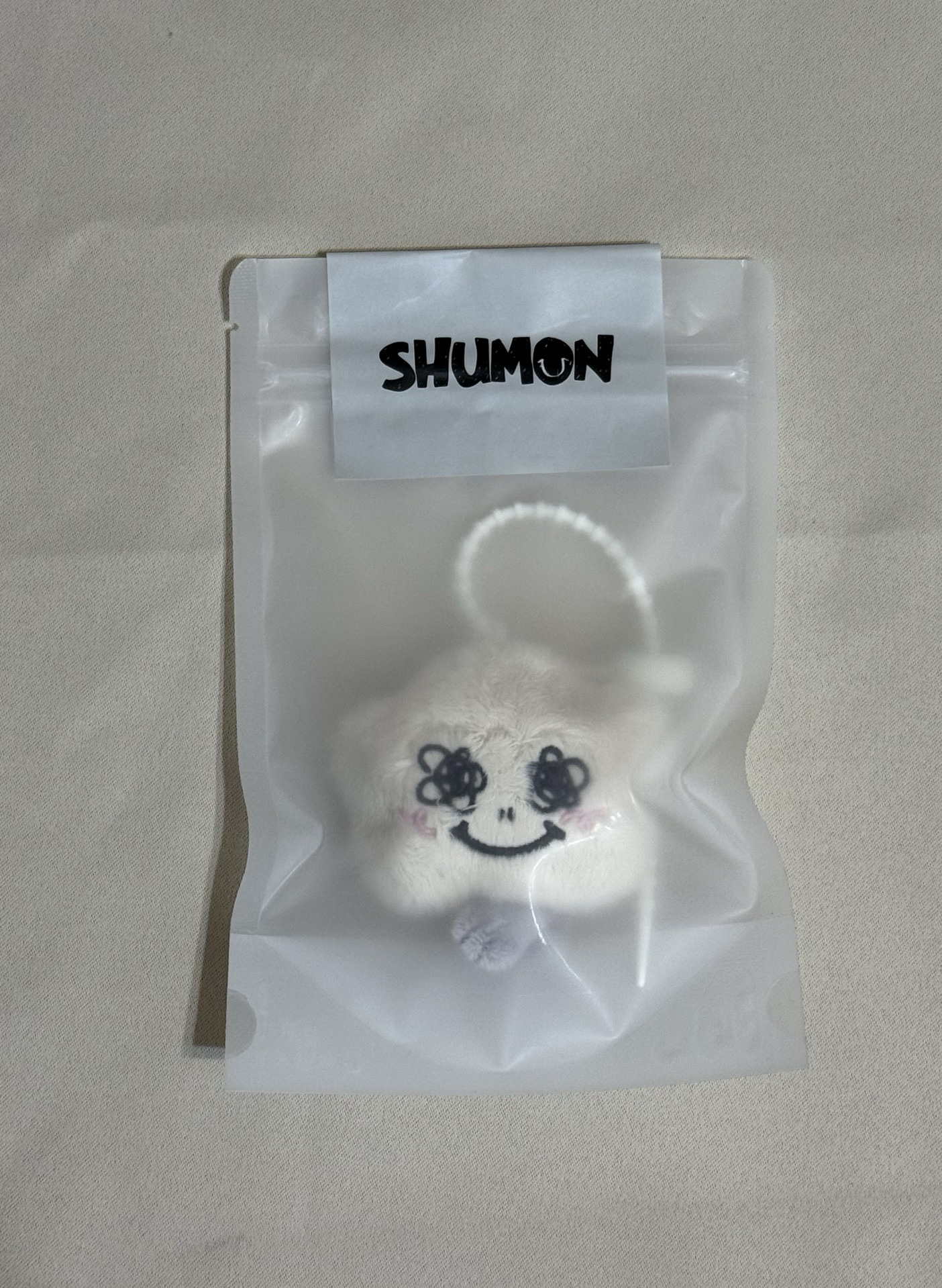 jisoo 白色 桃紅 橘色灰塵