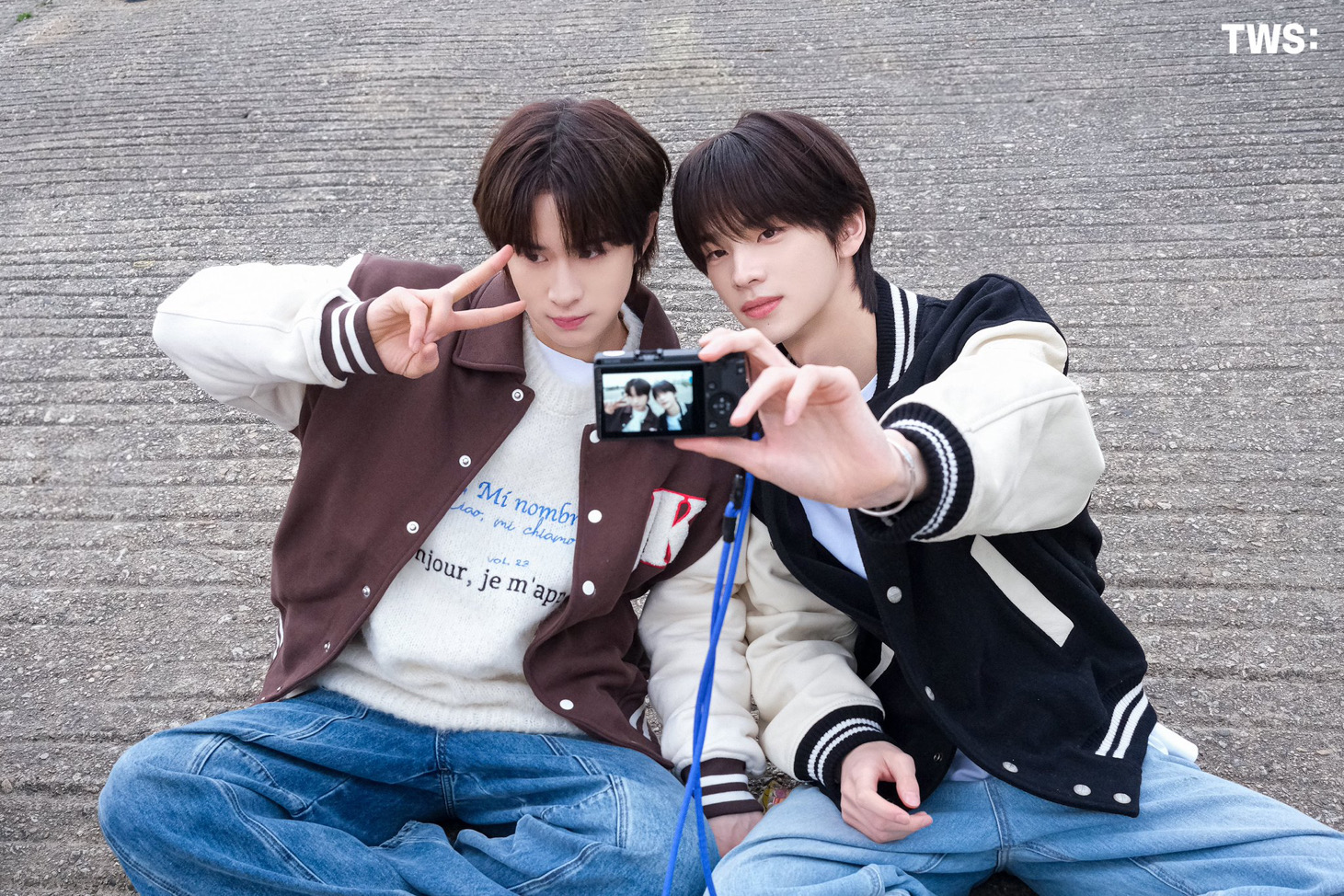 金廷祐在滑手機