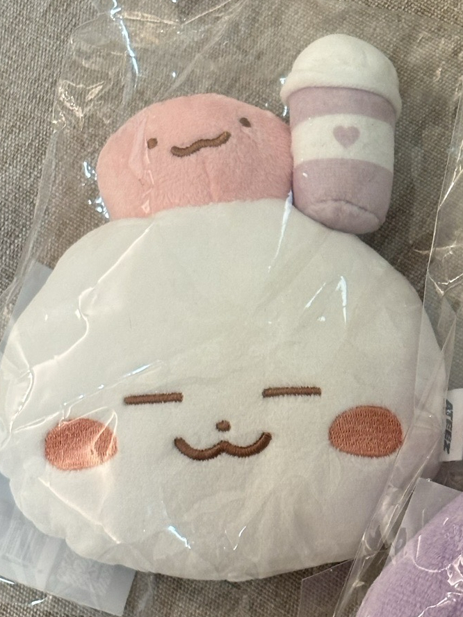 兩顆湯圓疊在一起準備喝手搖