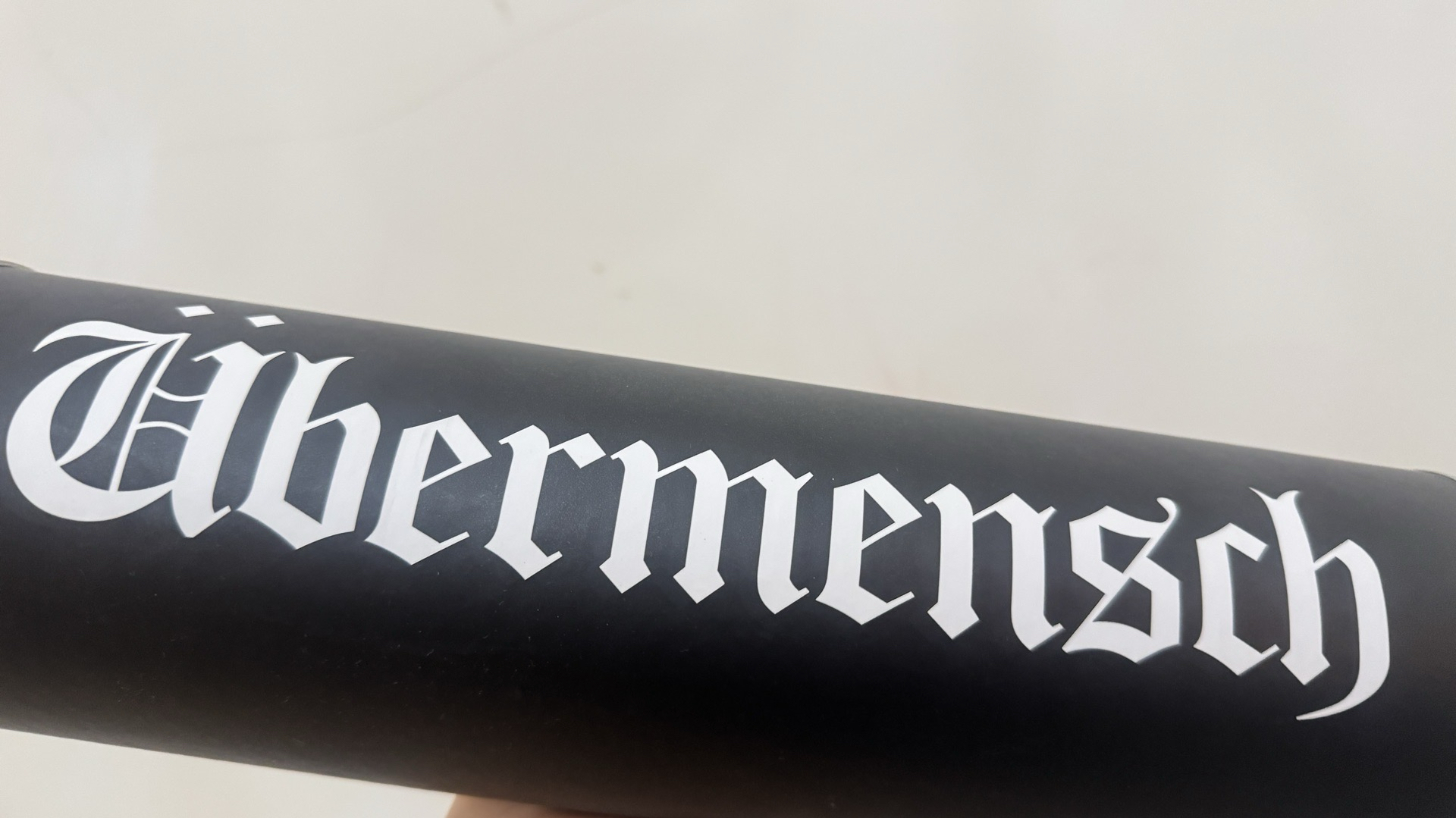 GD Übermensch 快閃店 周邊 紅色桌墊