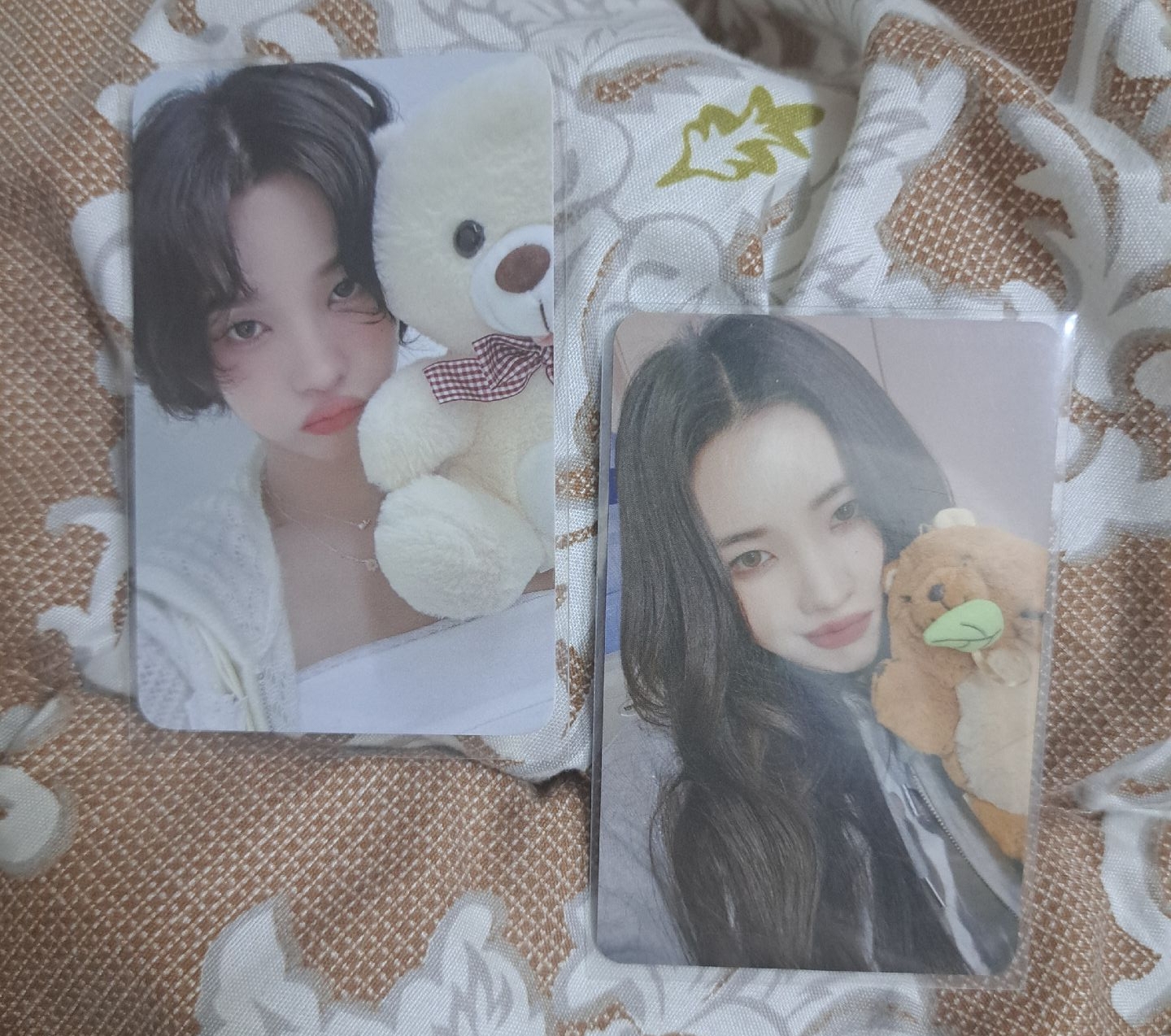 兩張抱玩偶的娟娟