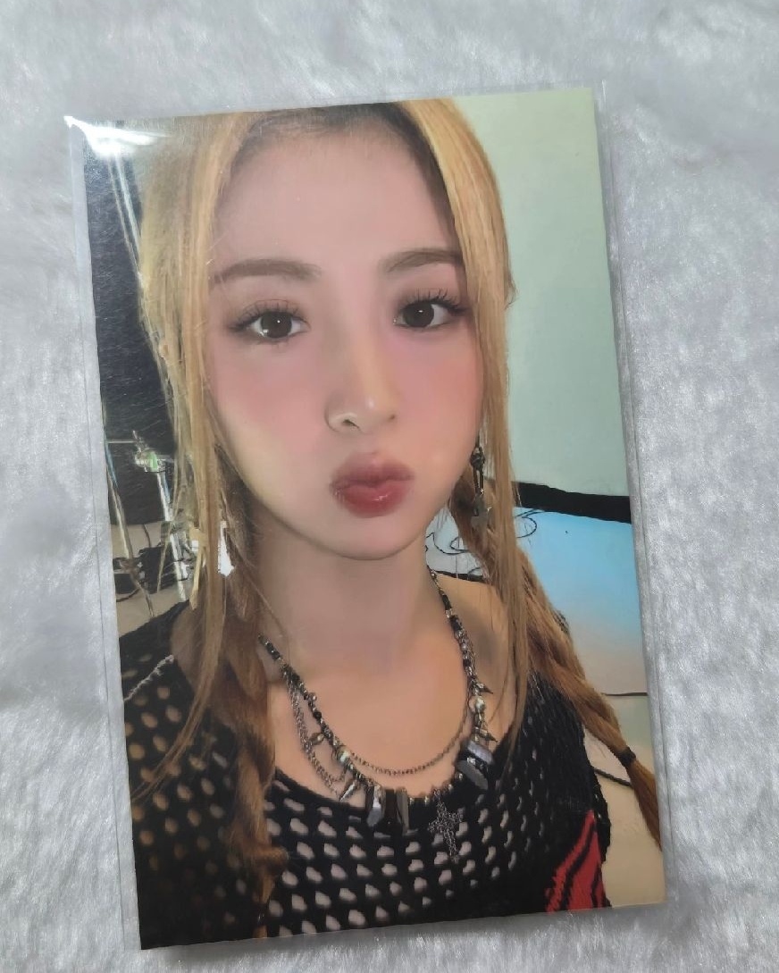 LE SSERAFIM 允真 23fm 短袖卡