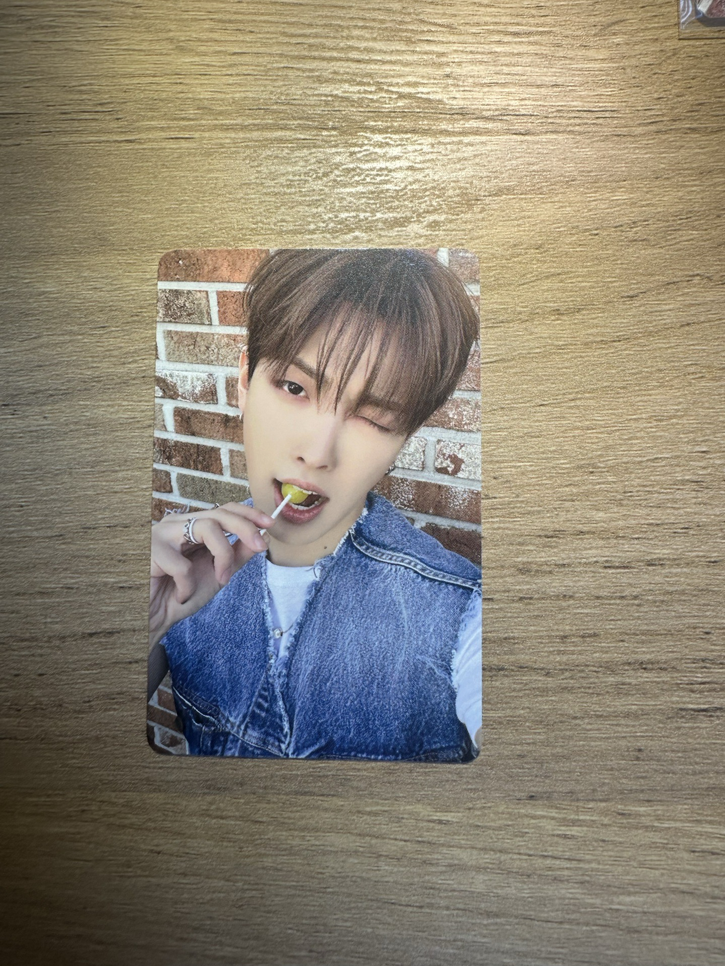 中中咬棒棒糖🍭