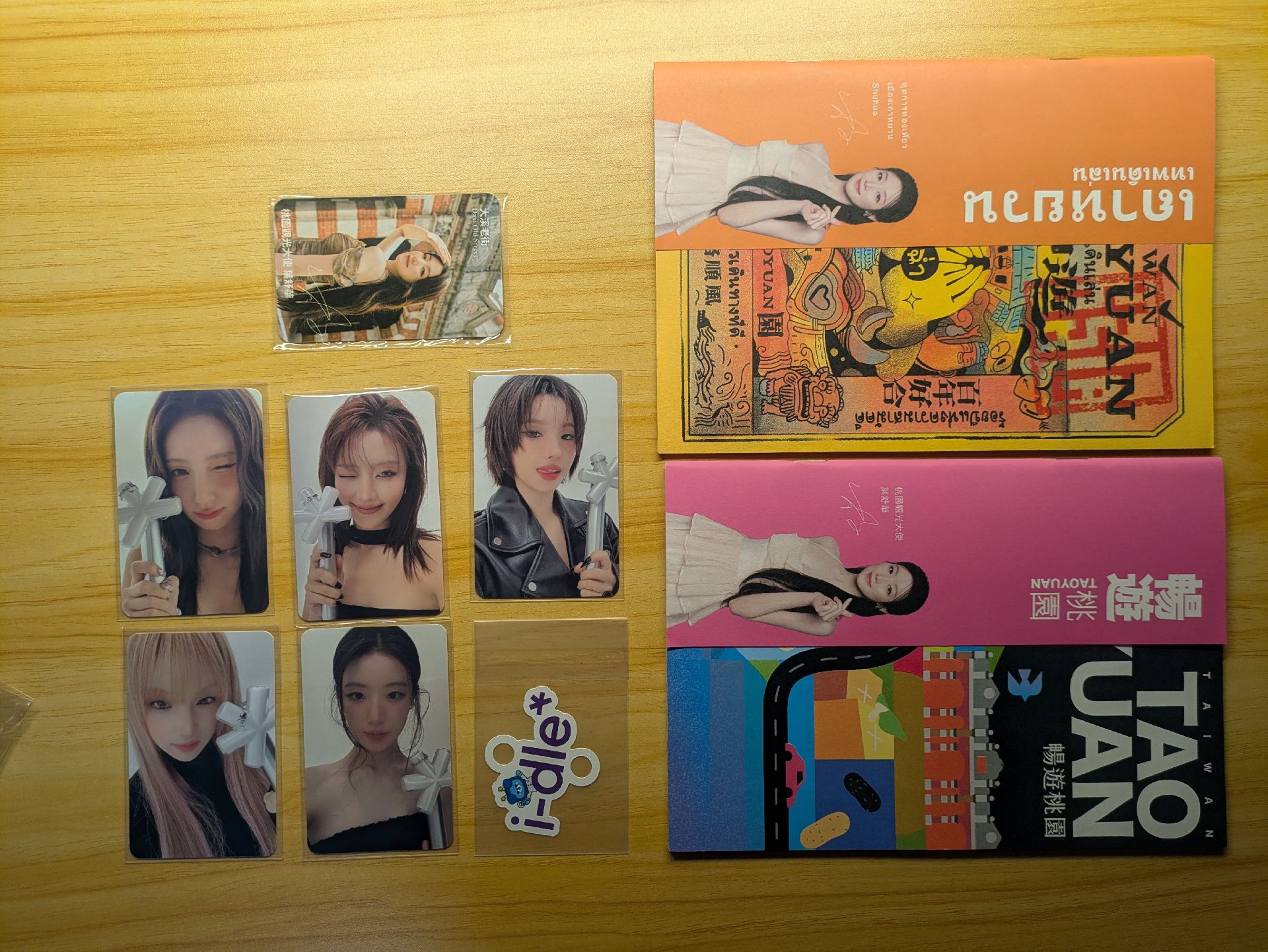 【售整圖】*️⃣ 三代手燈卡一套+ 🧊Cube官咖全新吸管插牌+ 🐺樂桃桃小卡*1 +暢遊桃園誌*2