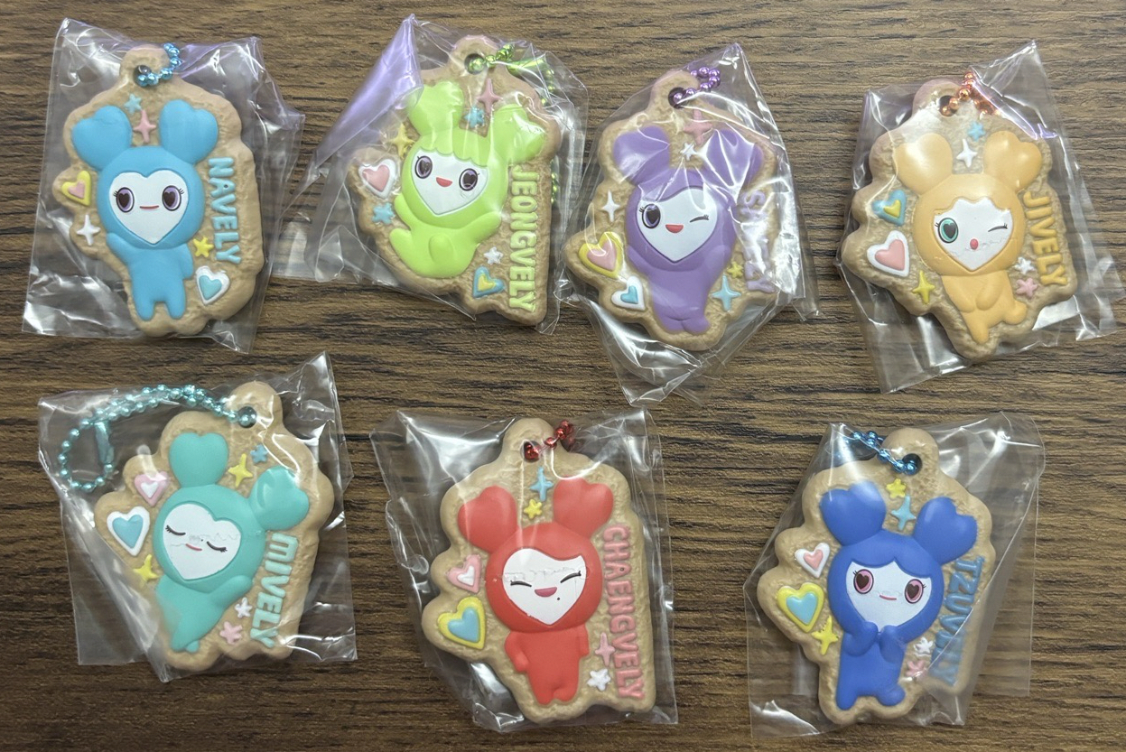 TWICE 萬代食玩 餅乾吊飾