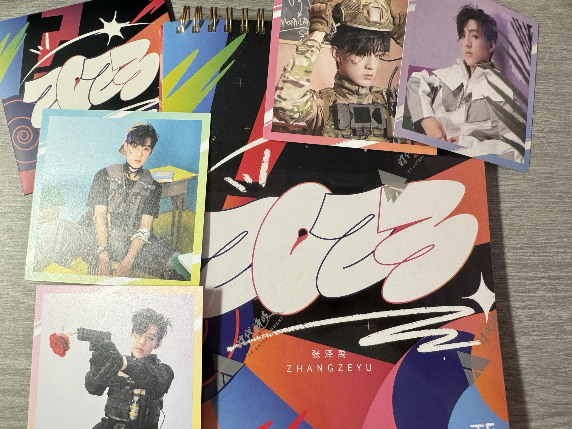 張澤禹23年單台曆+方卡四張