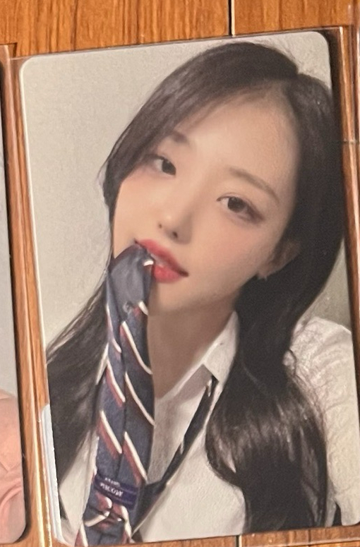 娜咬領帶