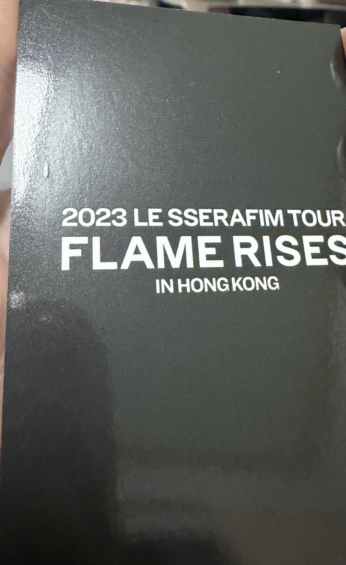 香港（左）有背瑕