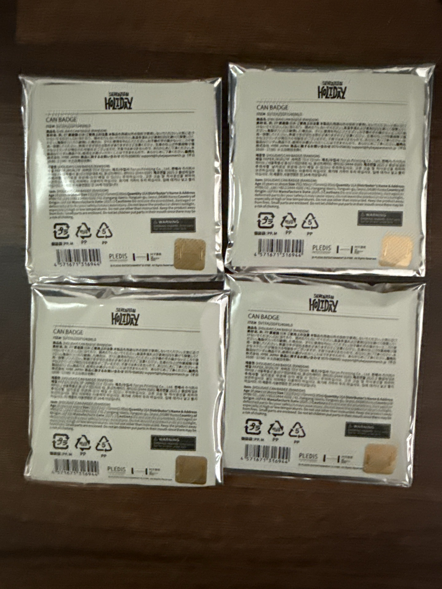 Holiday 徽章全新未拆