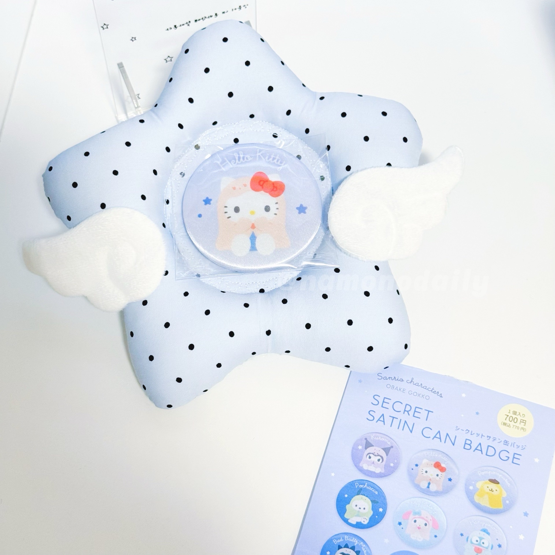 𝜗𝜚˚⋆三麗鷗捉迷藏系列緞面徽章 Hello Kitty⸝⋆