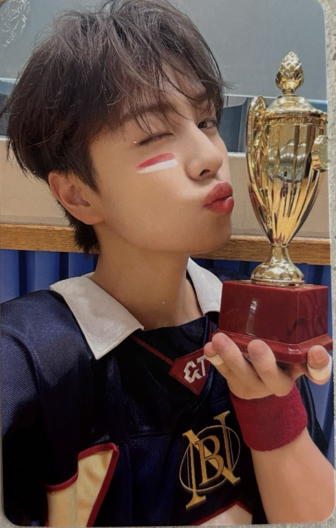 與獎杯近距離接觸